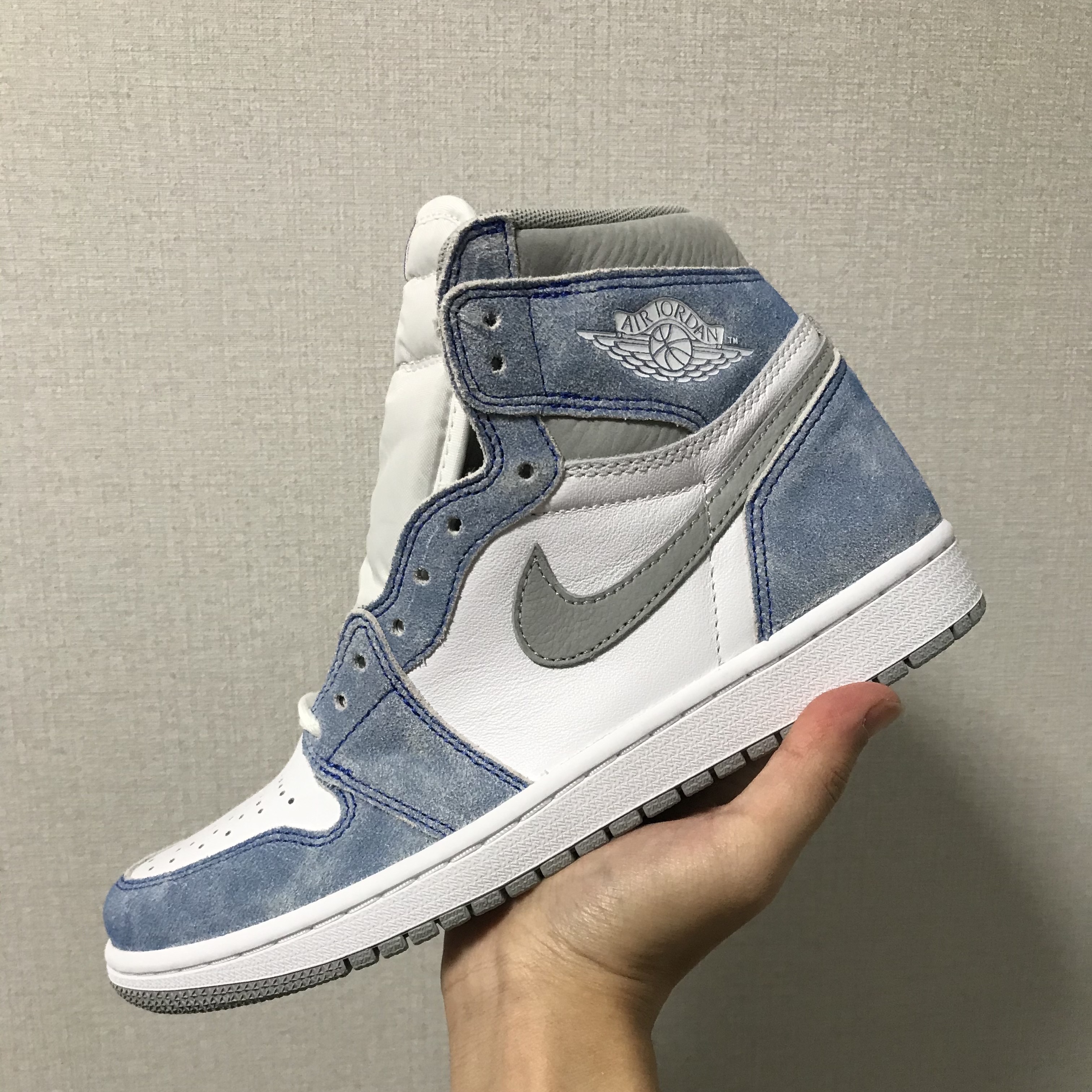 Jordan 1 Retro High OG Hyper Royal 착용 스타일