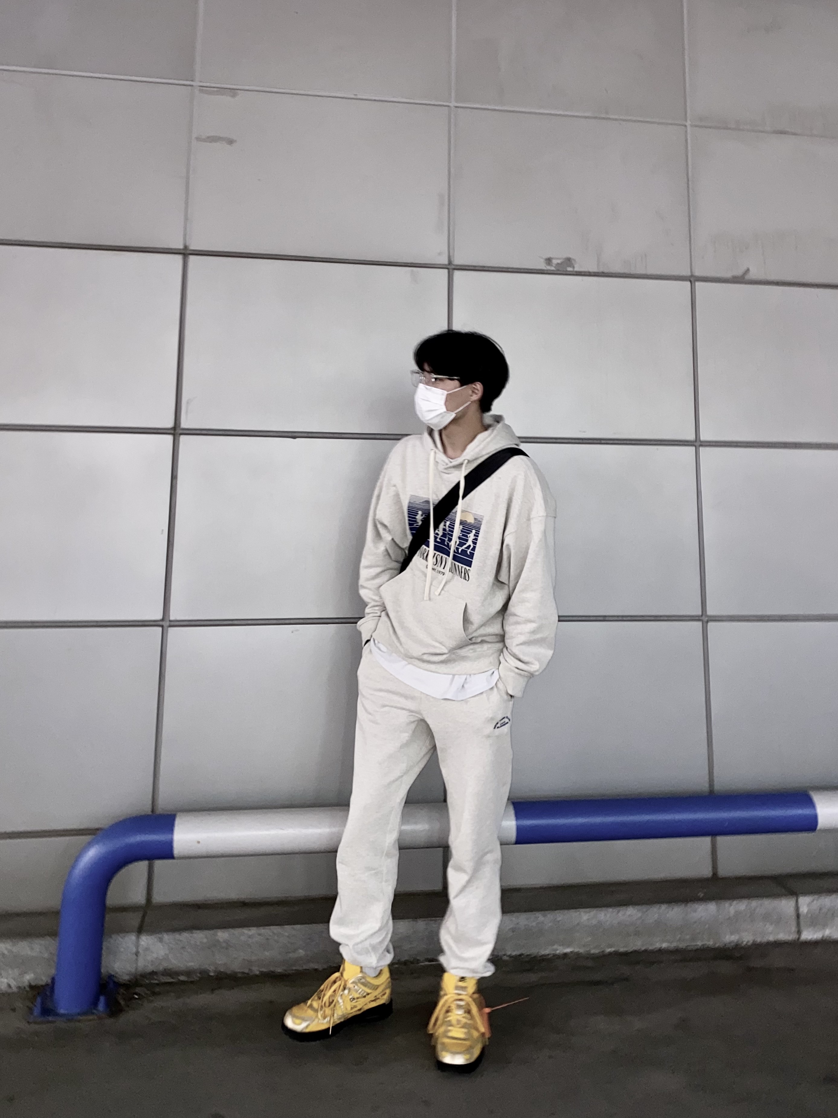 Nike x Off-White Air Rubber Dunk University Gold 착용 스타일