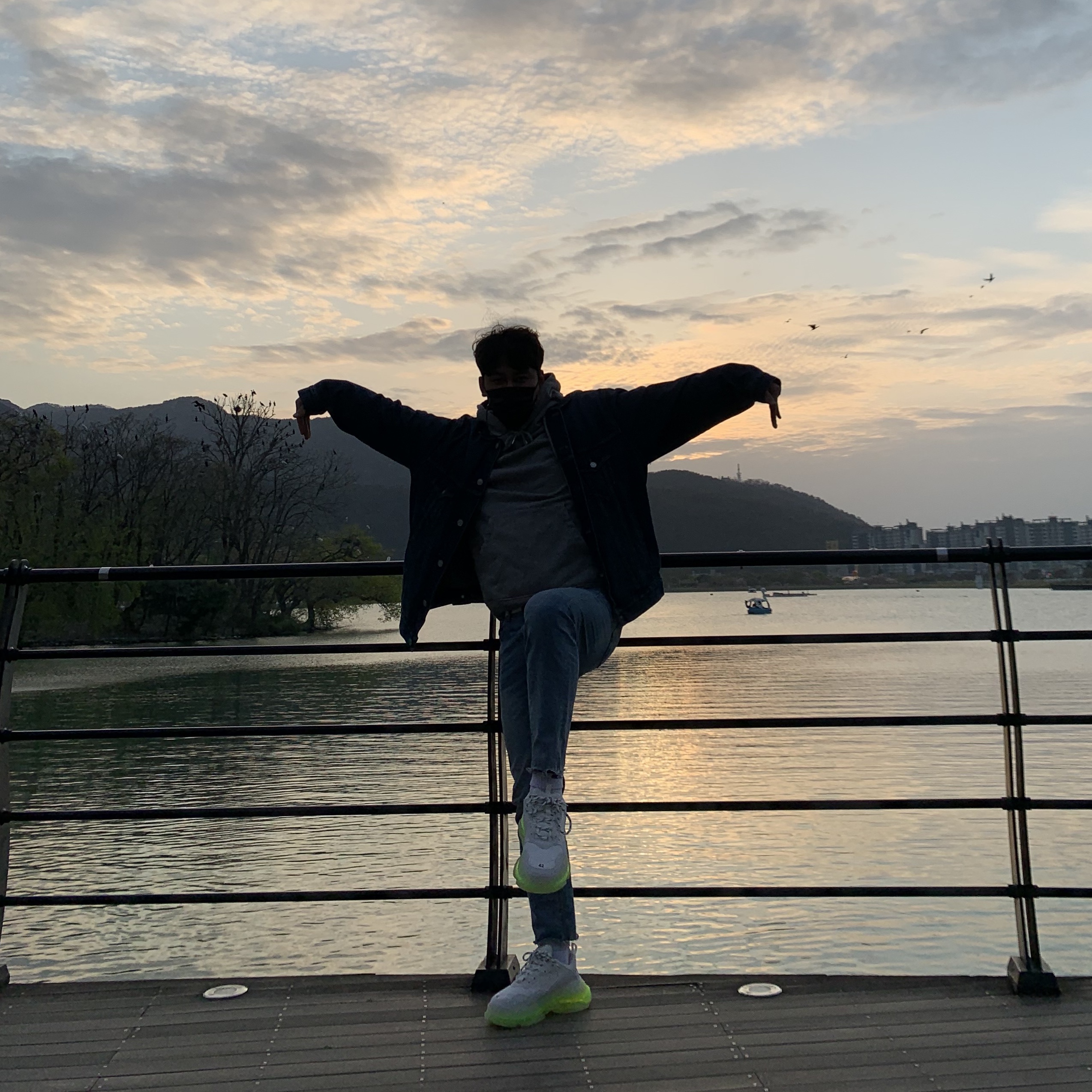Balenciaga Triple S Sneakers Black 2020, AMI de Coeur Hoodie Black 착용 스타일