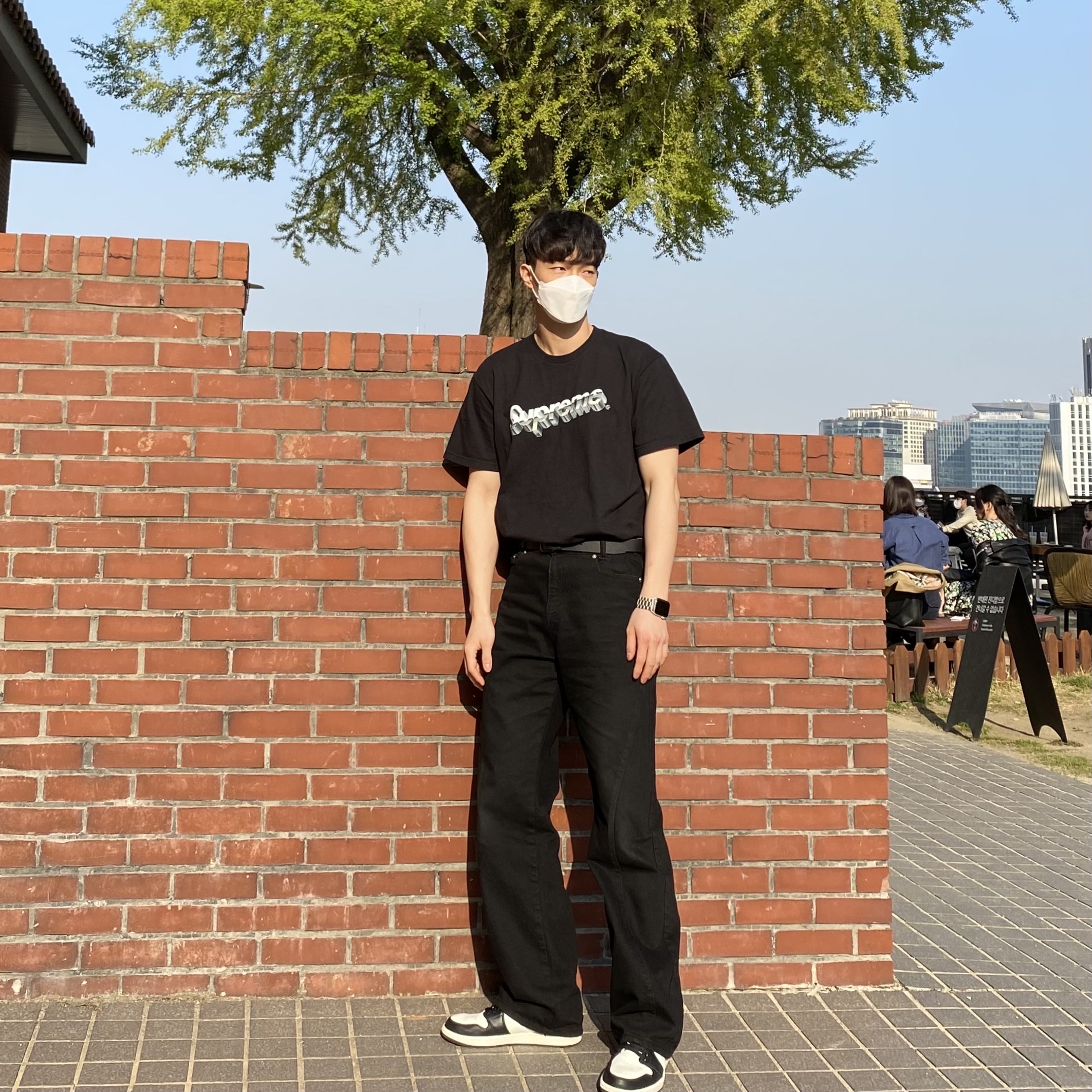 Supreme Chrome Logo T-Shirt Black - 20SS, Jordan 1 Retro High OG Black Mocha 착용 스타일