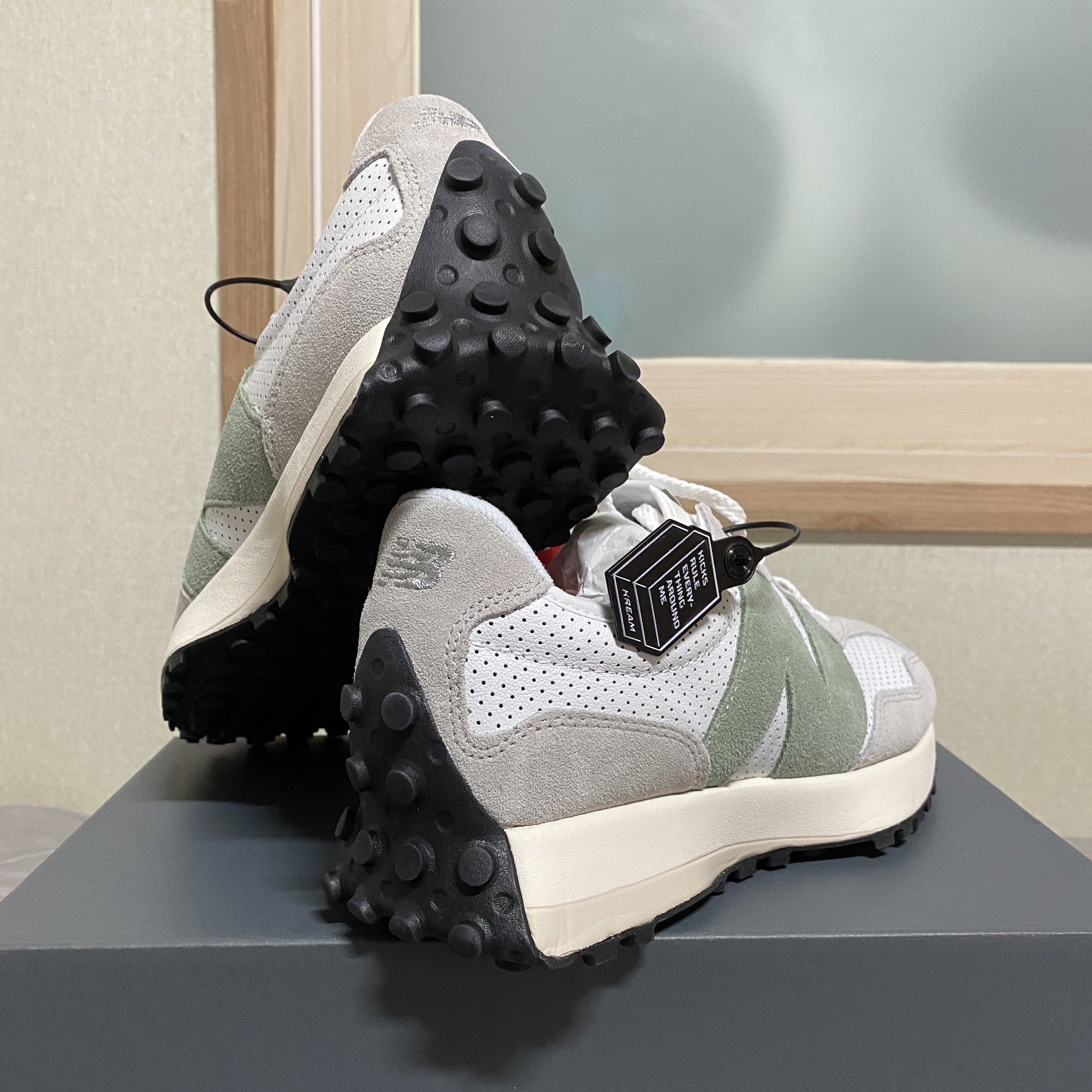(W) New Balance 327 Grey Green - JD Sports Exclusive 착용 스타일 - 3