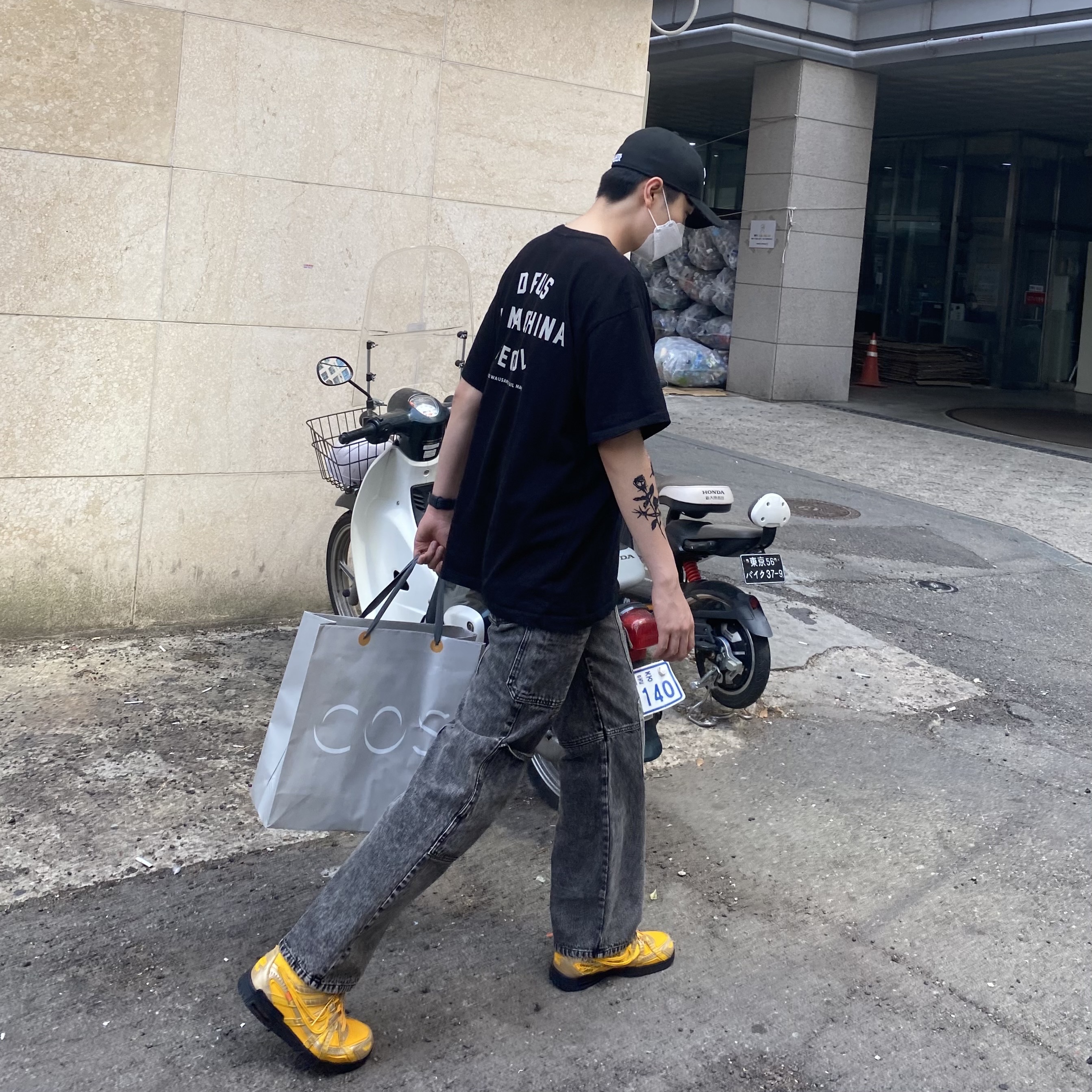 Nike x Off-White Air Rubber Dunk University Gold 착용 스타일