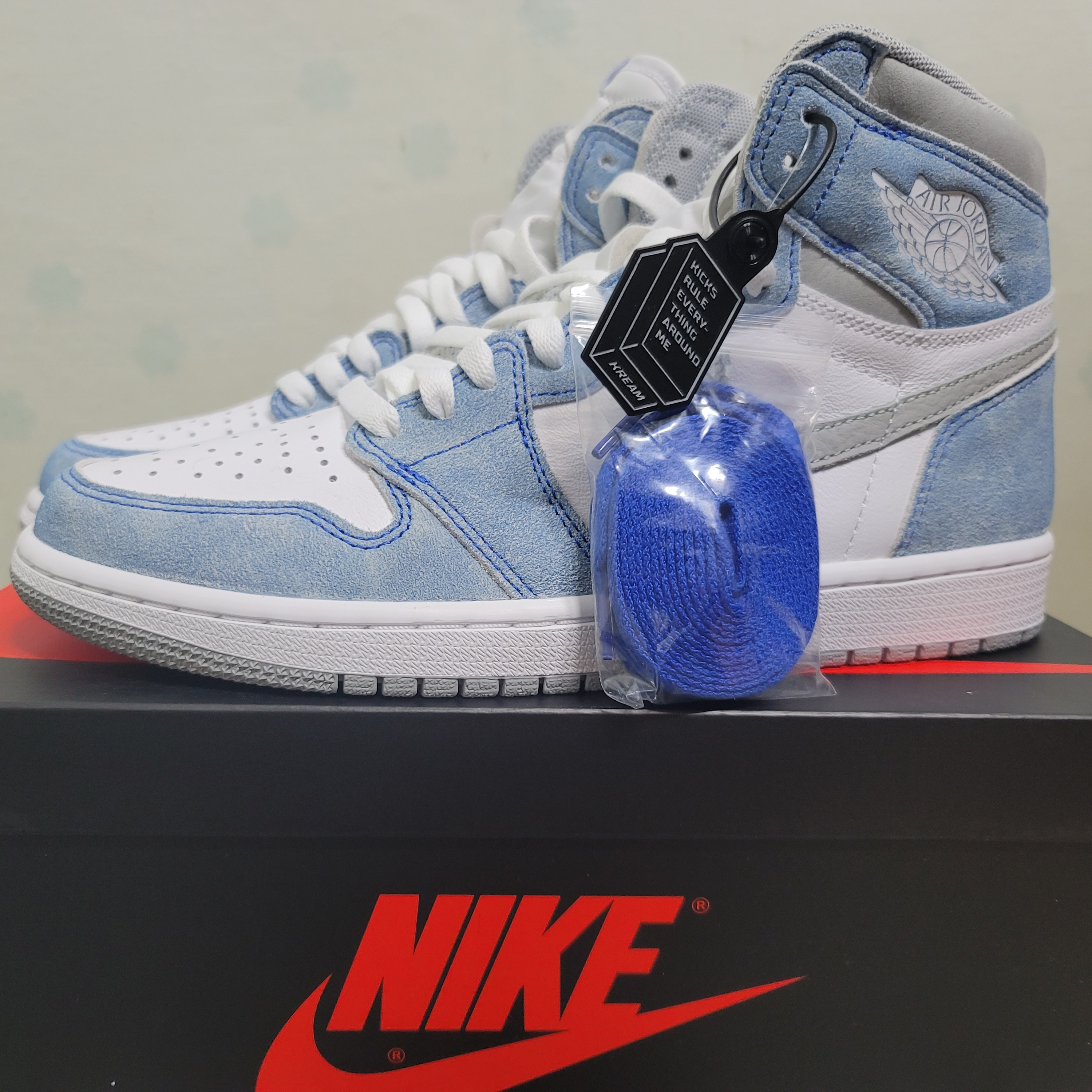 Jordan 1 Retro High OG Hyper Royal 착용 스타일 - 3