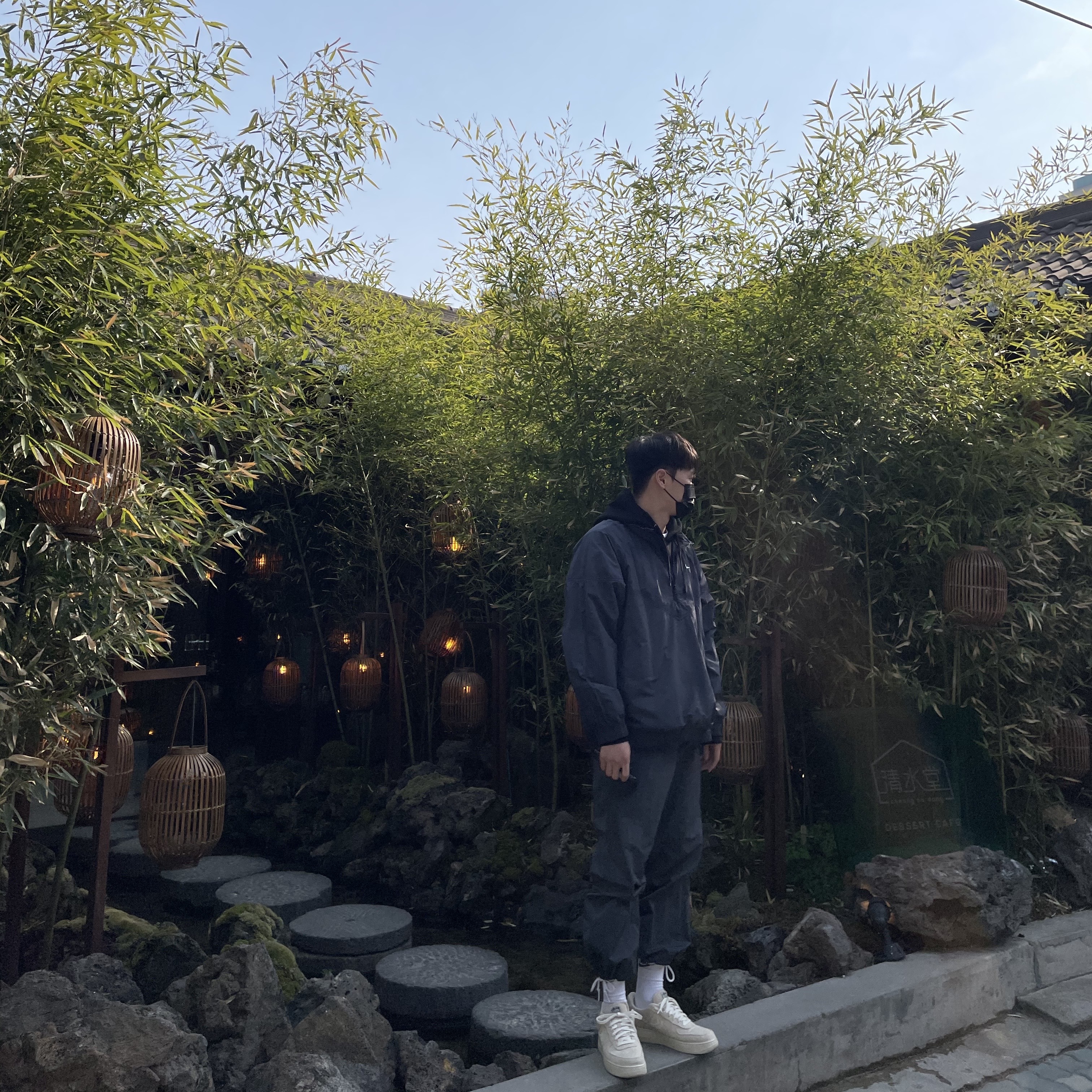 Nike x Stussy Air Force 1 Low Fossil, Nike x Stussy Windrunner Jacket Off Noir 착용 스타일