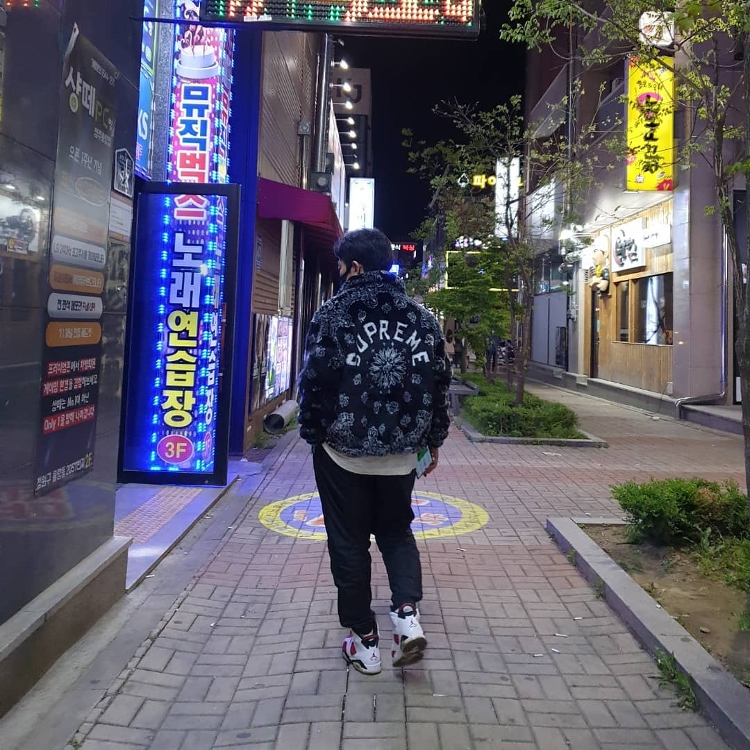 Supreme Bandana Faux Fur Bomber Jacket Black - 21SS 착용 스타일