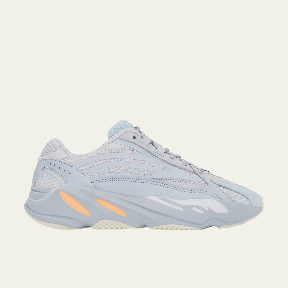 Adidas Yeezy Boost 700 V2 Inertia 착용 스타일
