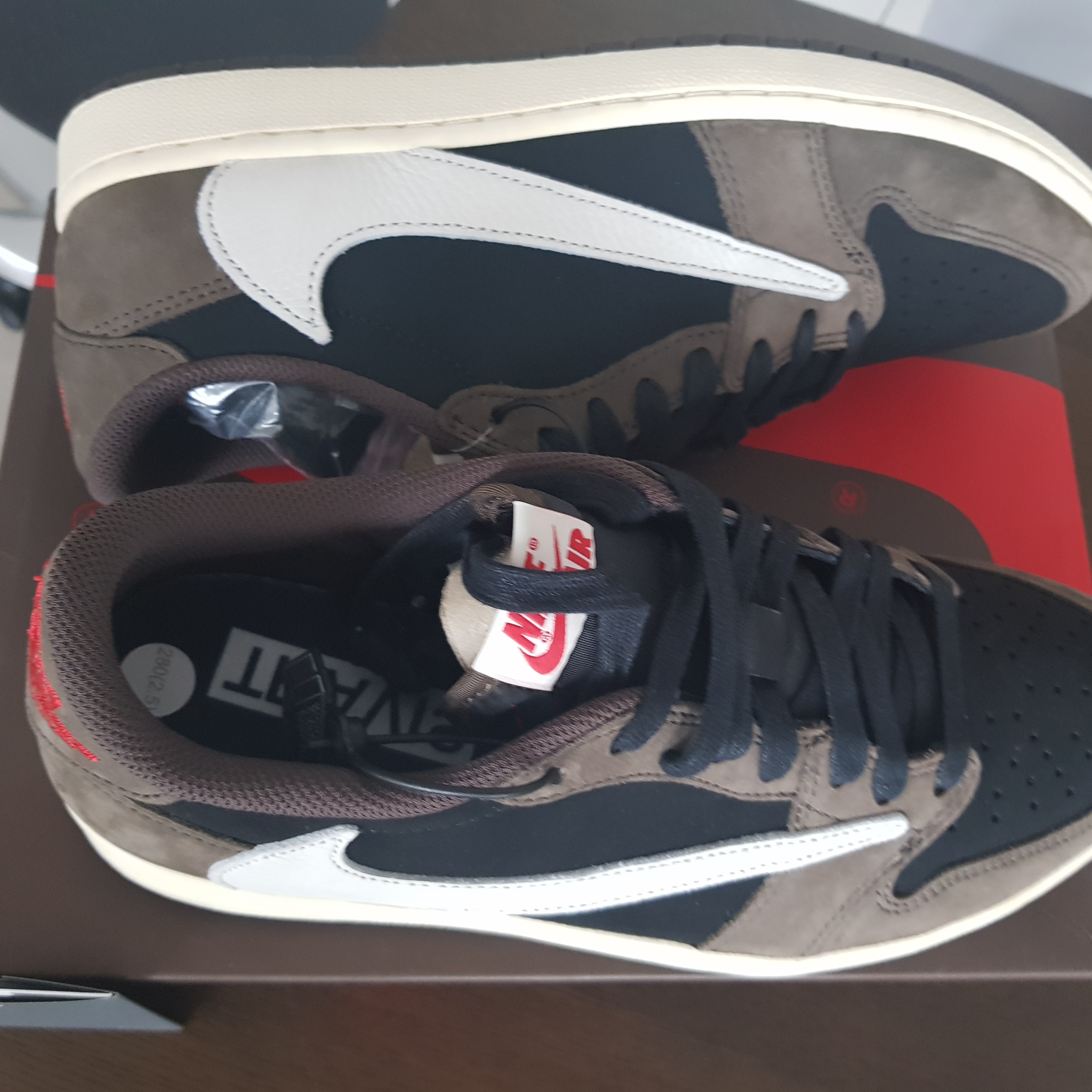 Jordan 1 x Travis Scott Retro Low OG SP Mocha 착용 스타일 - 2