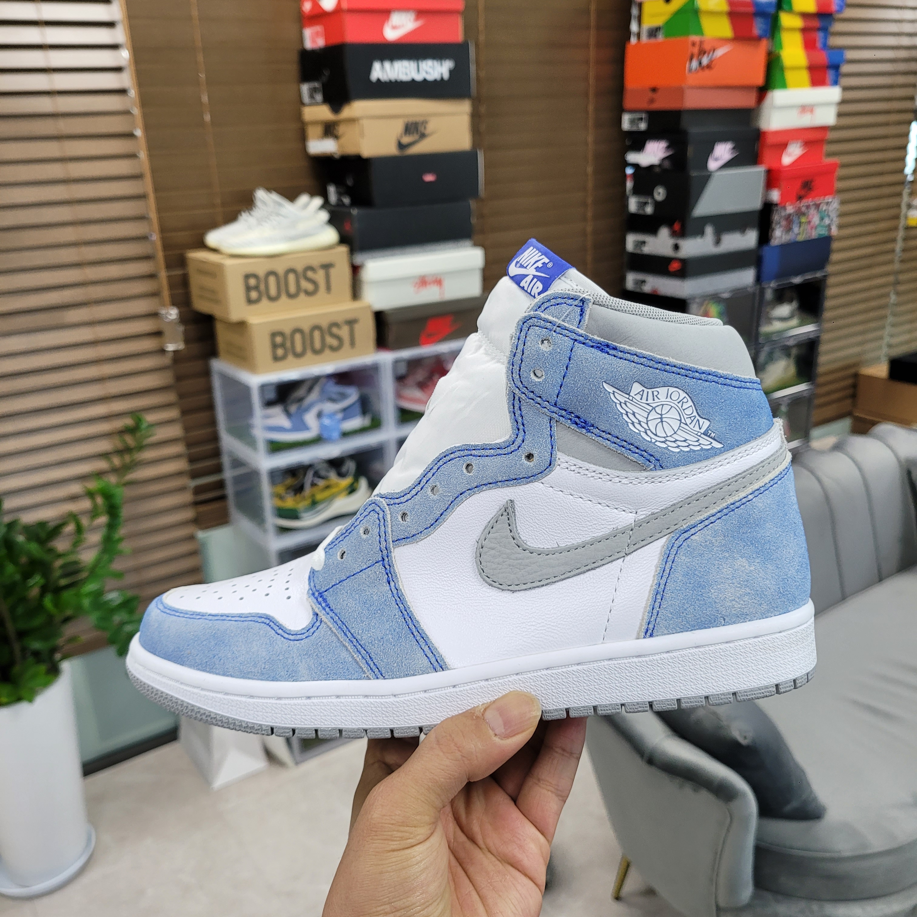 Jordan 1 Retro High OG Hyper Royal 착용 스타일
