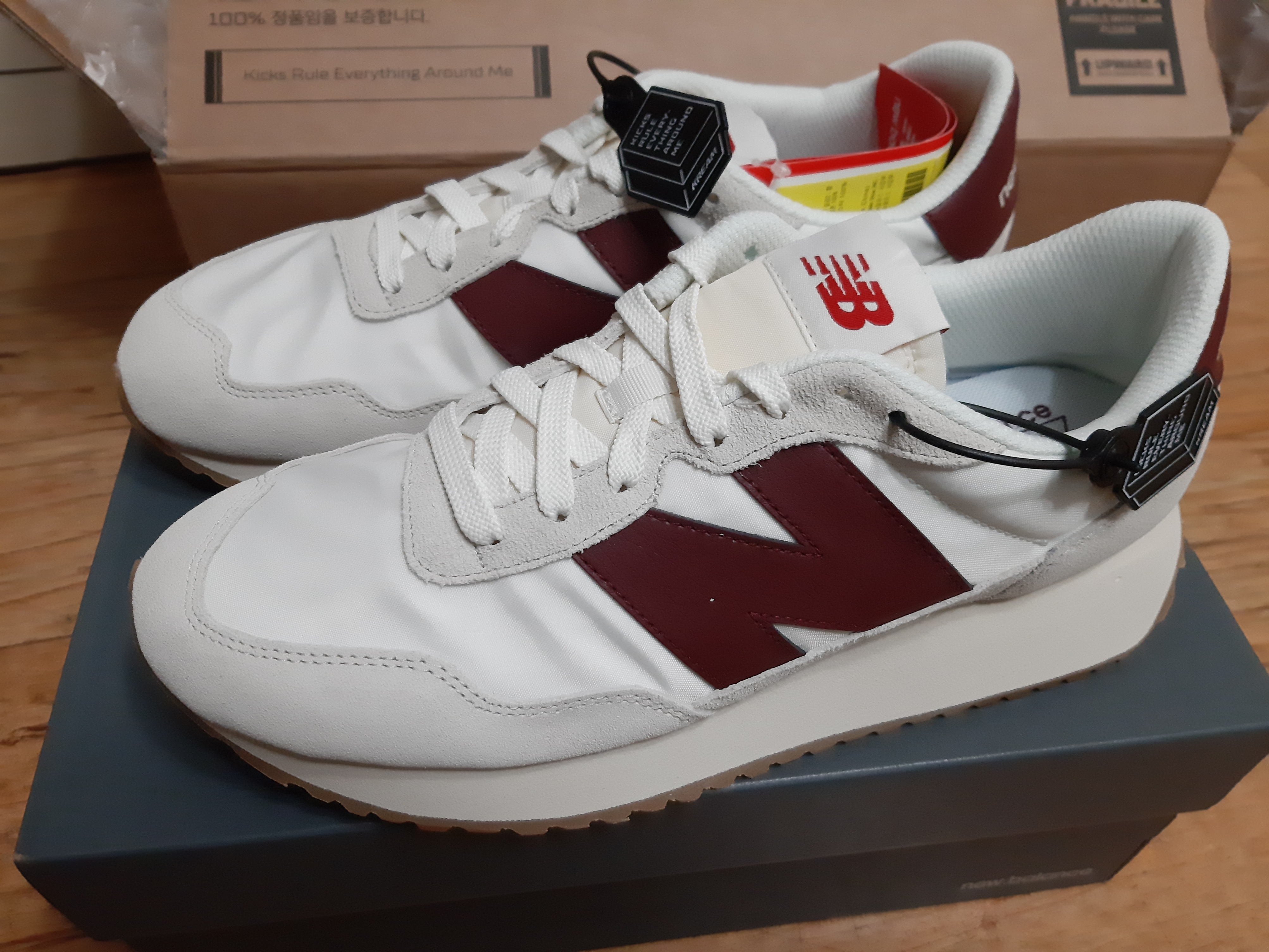 New Balance 237 Moonbeam Classic Burgundy 착용 스타일