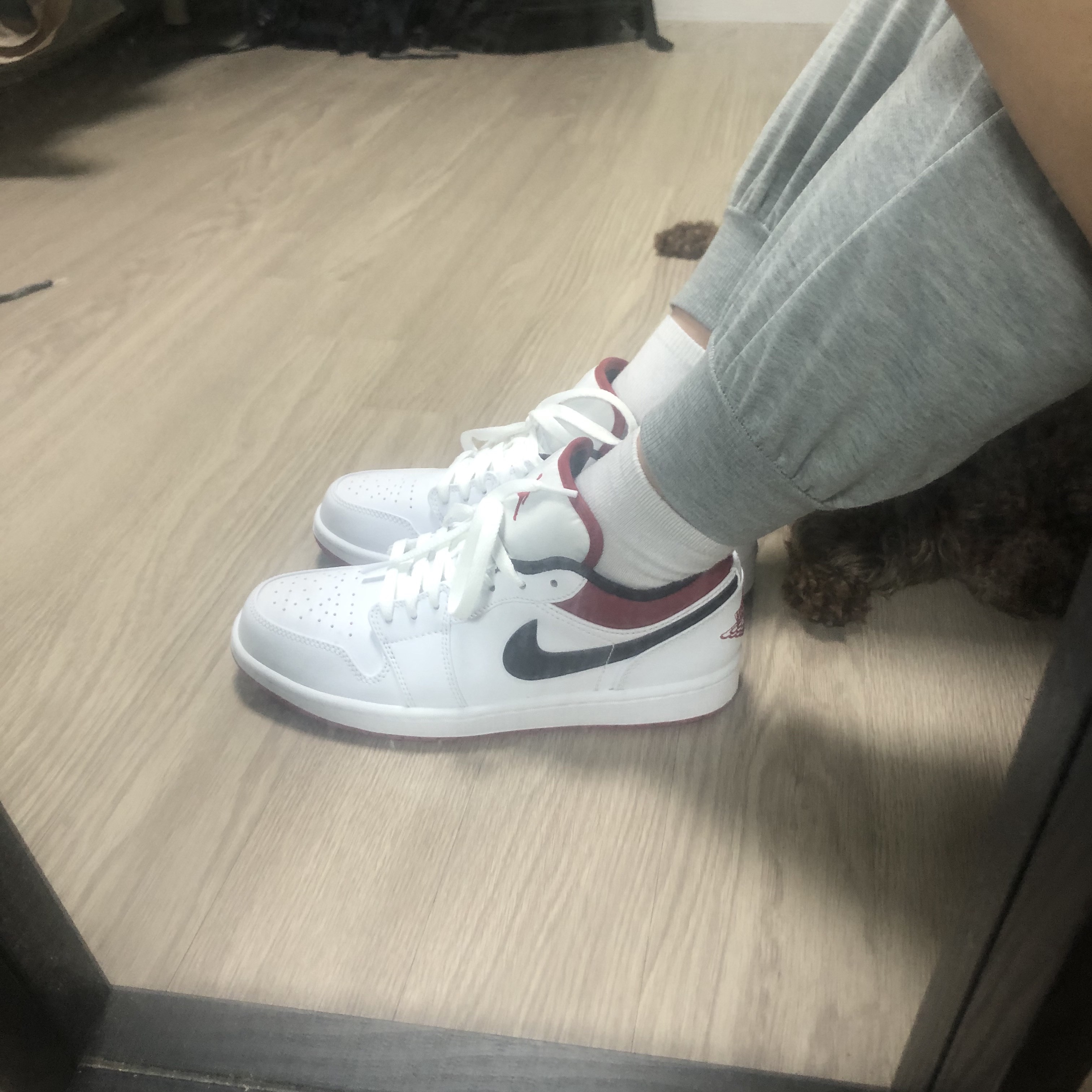 Jordan 1 Low White Red Black 착용 스타일 - 2