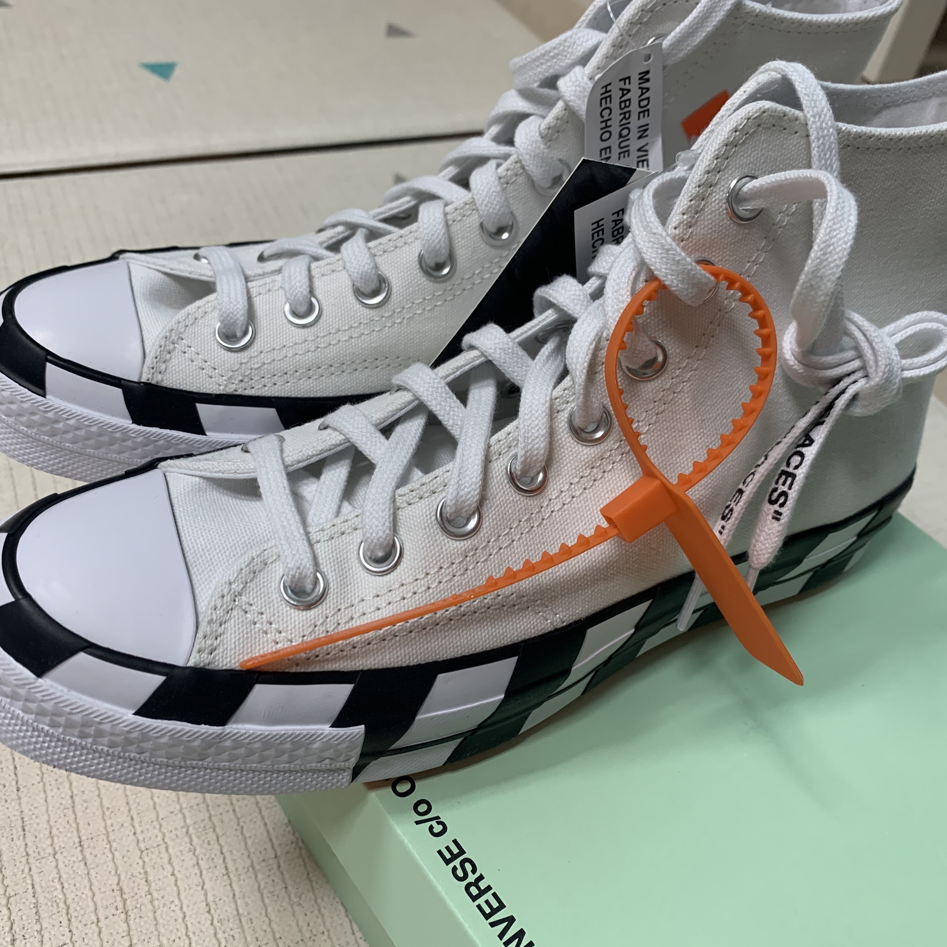 Converse x Off-White Chuck 70 High V2 2021 착용 스타일 - 1