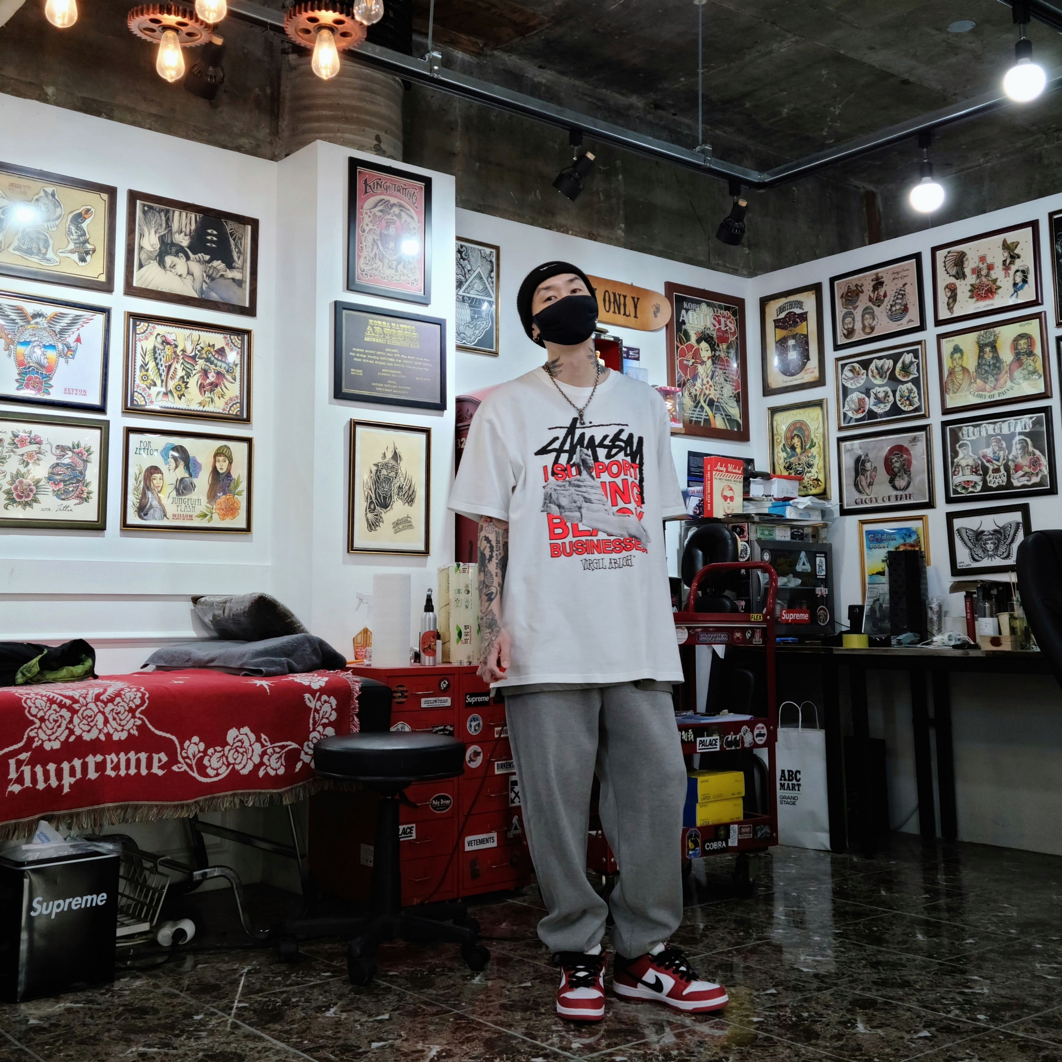 Supreme Loose Gauge Beanie Black, Stussy x Off-White 40 WT T-Shirt 착용 스타일