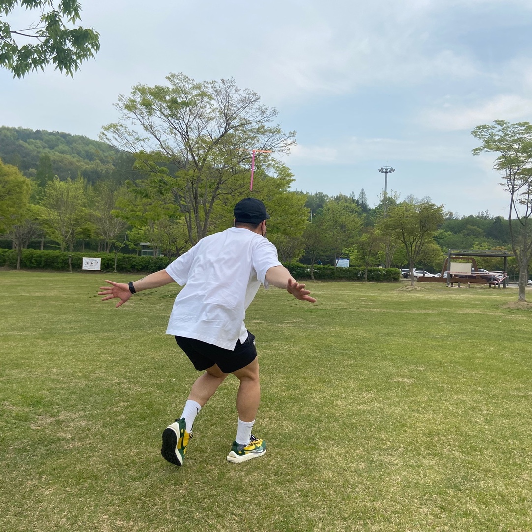 Nike x Sacai VaporWaffle Tour Yellow & Gorge Green Sail 착용 스타일 - 3