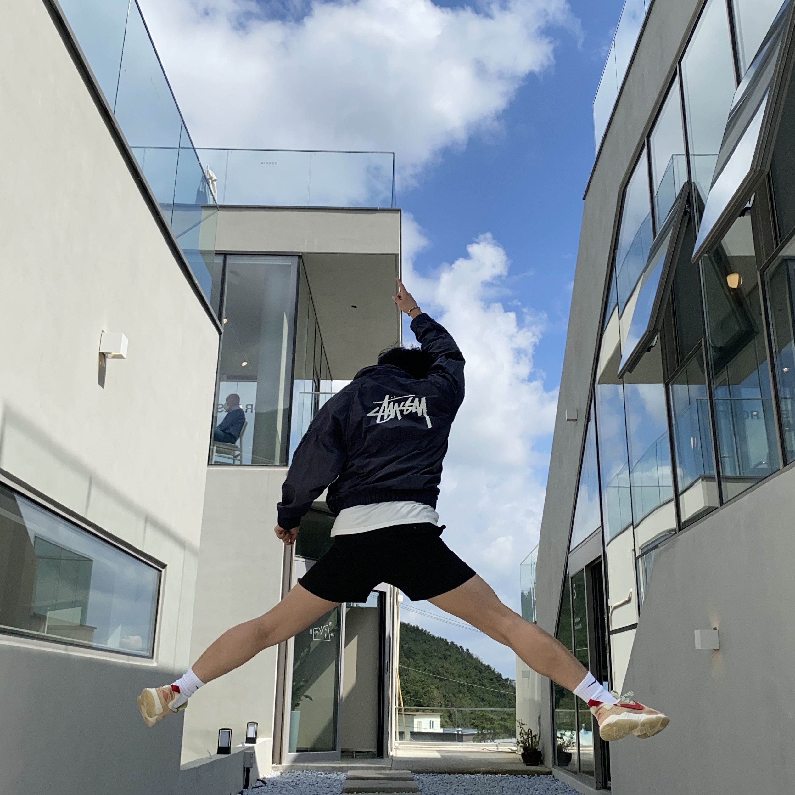 Nike x Stussy Windrunner Jacket Off Noir, Jordan Delta SP Vachetta Tan 착용 스타일