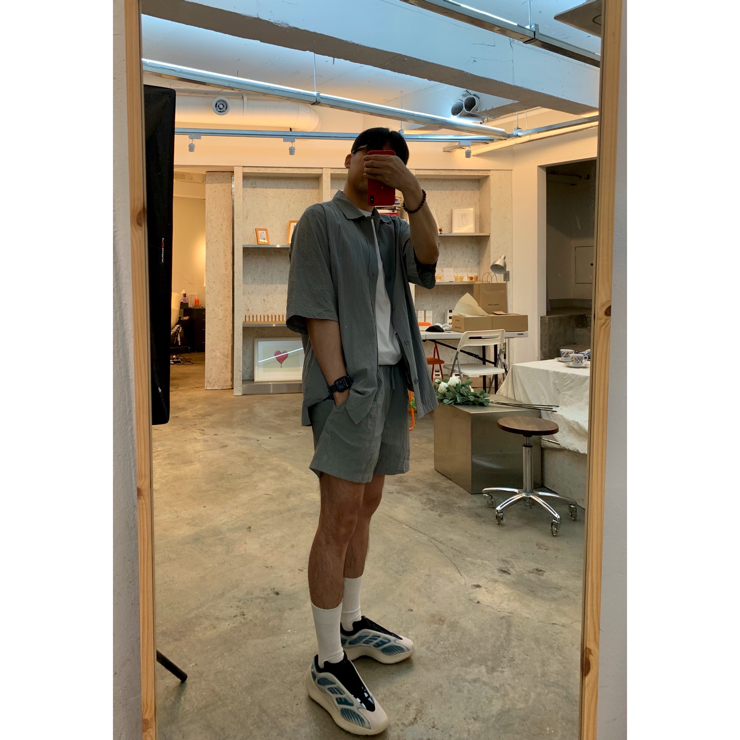 Adidas Yeezy 700 V3 Kyanite, IAB Studio x Asics White Running T-Shirt 착용 스타일