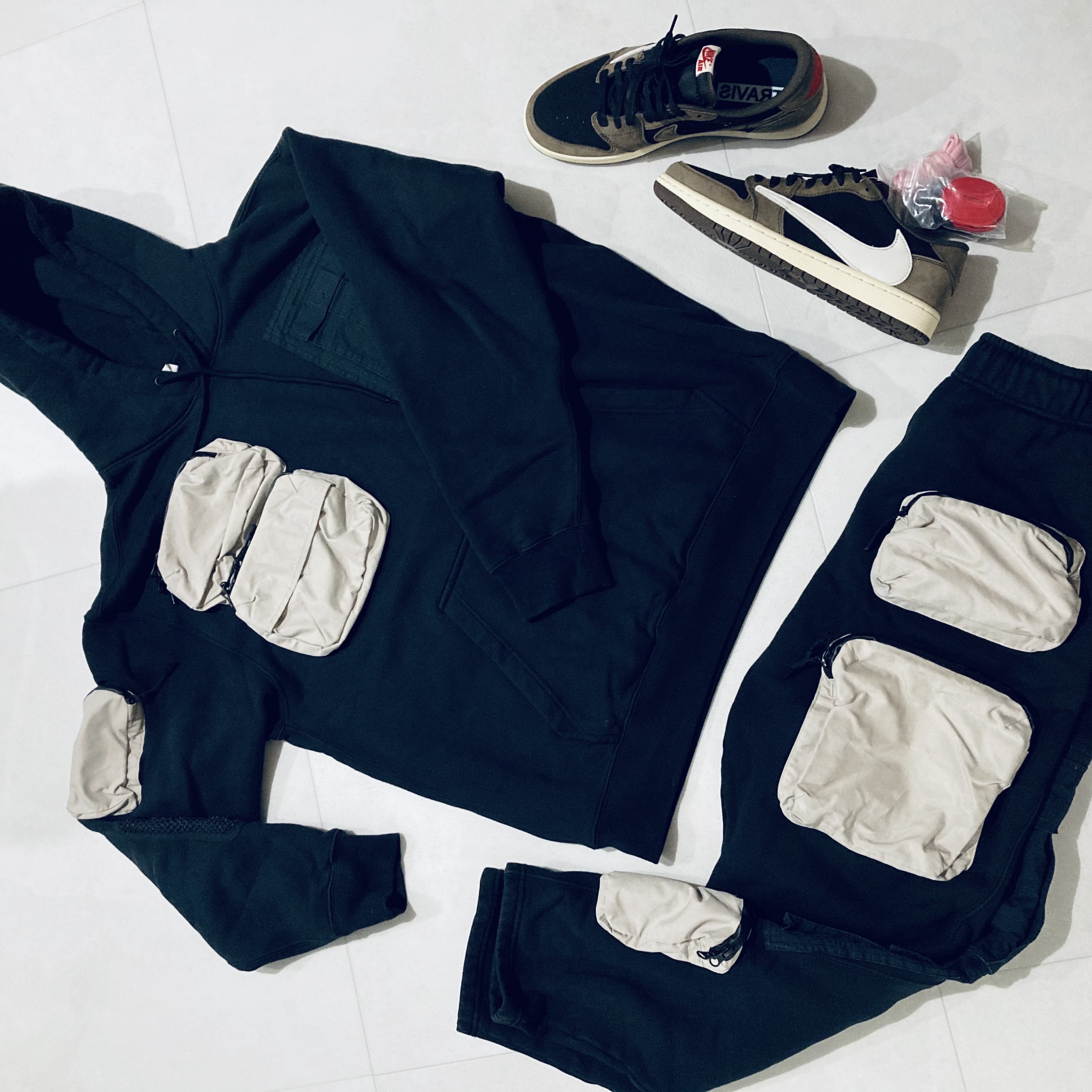 Jordan 1 x Travis Scott Retro Low OG SP Mocha, Nike x Travis Scott NRG AG Utility Hoodie Black 착용 스타일