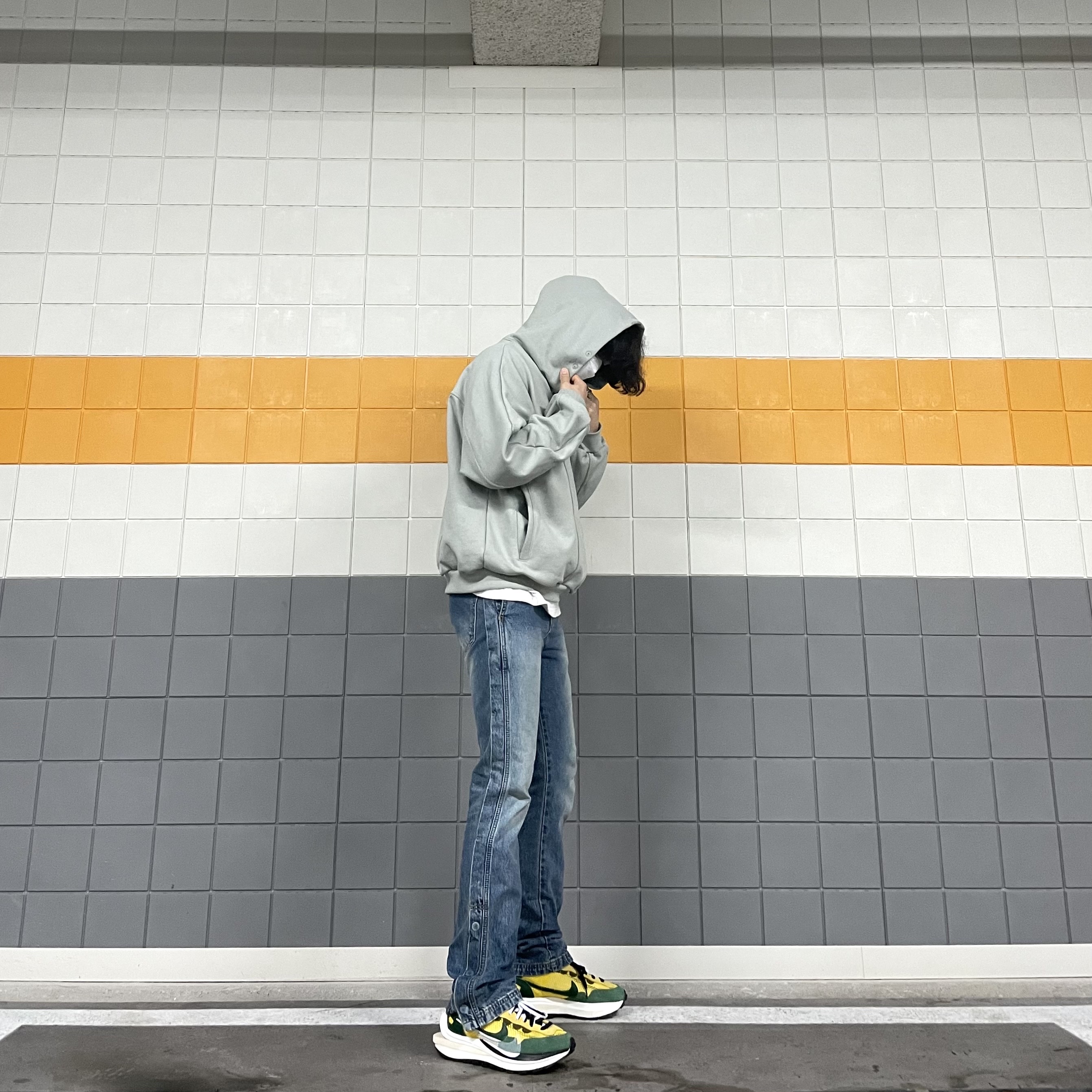 Nike x Sacai VaporWaffle Tour Yellow & Gorge Green Sail 착용 스타일