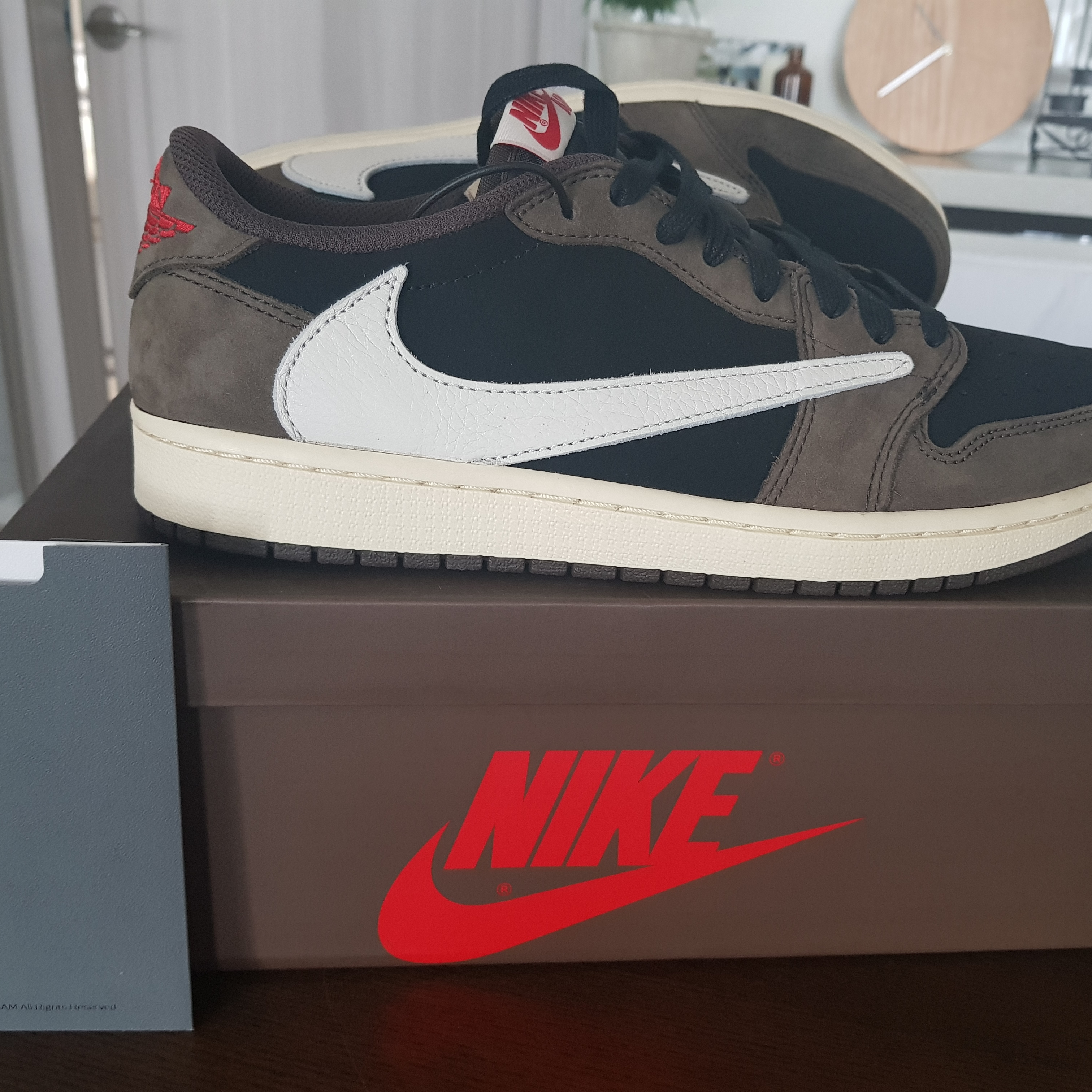 Jordan 1 x Travis Scott Retro Low OG SP Mocha 착용 스타일 - 3