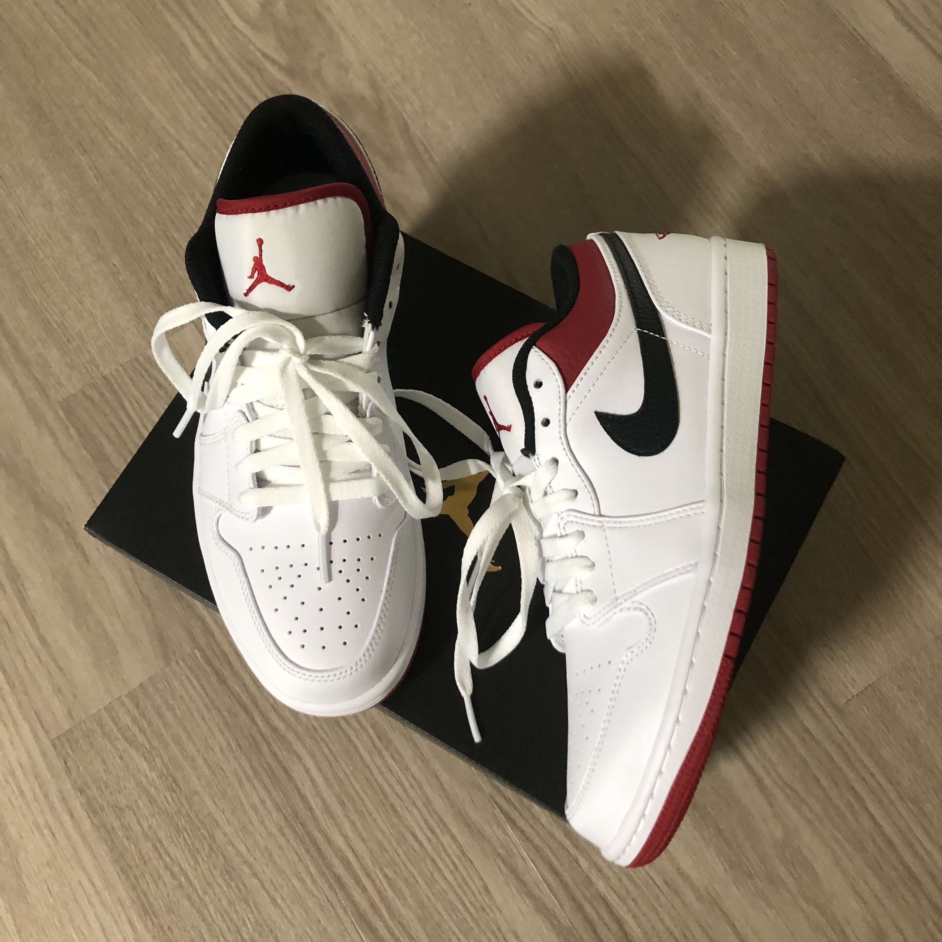 Jordan 1 Low White Red Black 착용 스타일 - 1