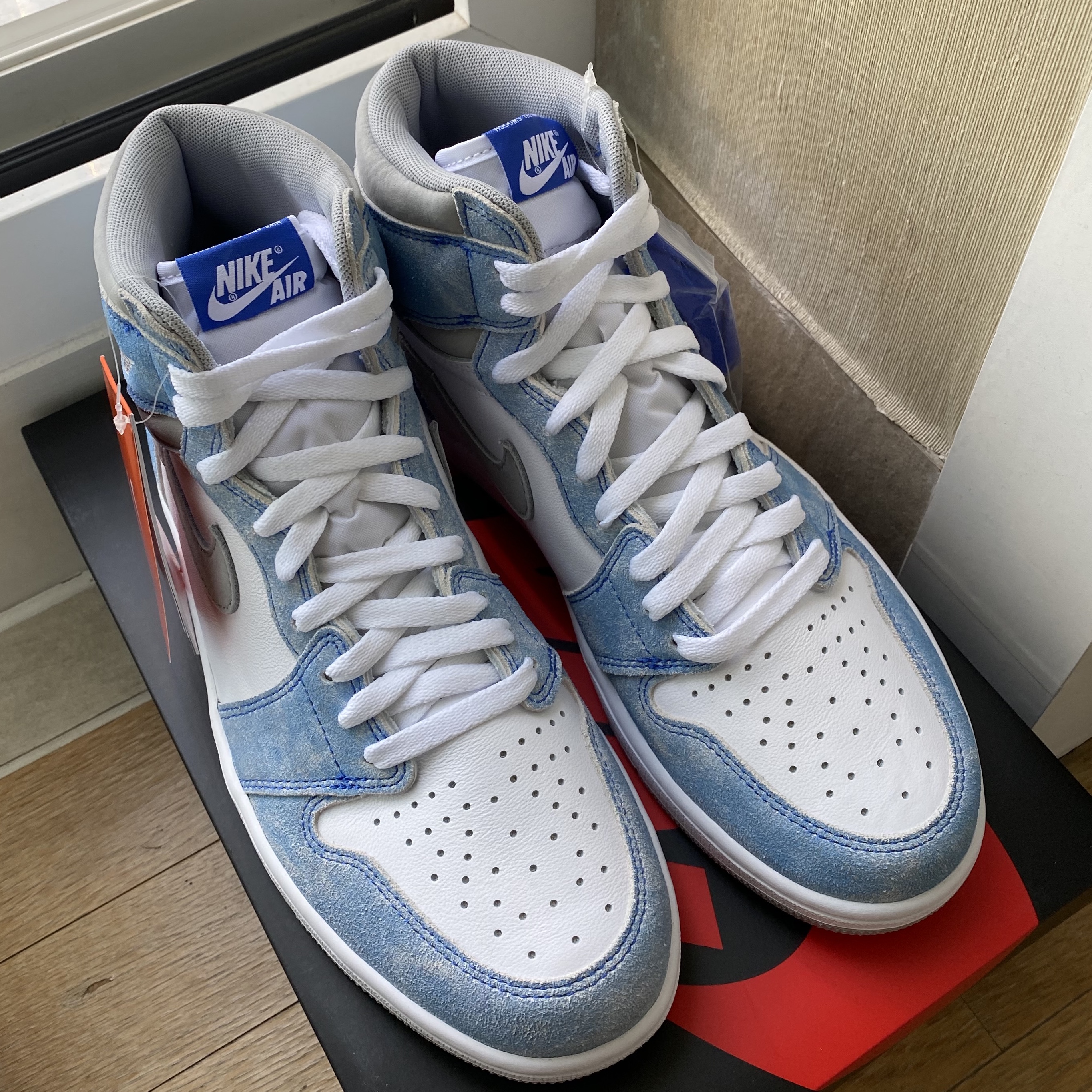 Jordan 1 Retro High OG Hyper Royal 착용 스타일
