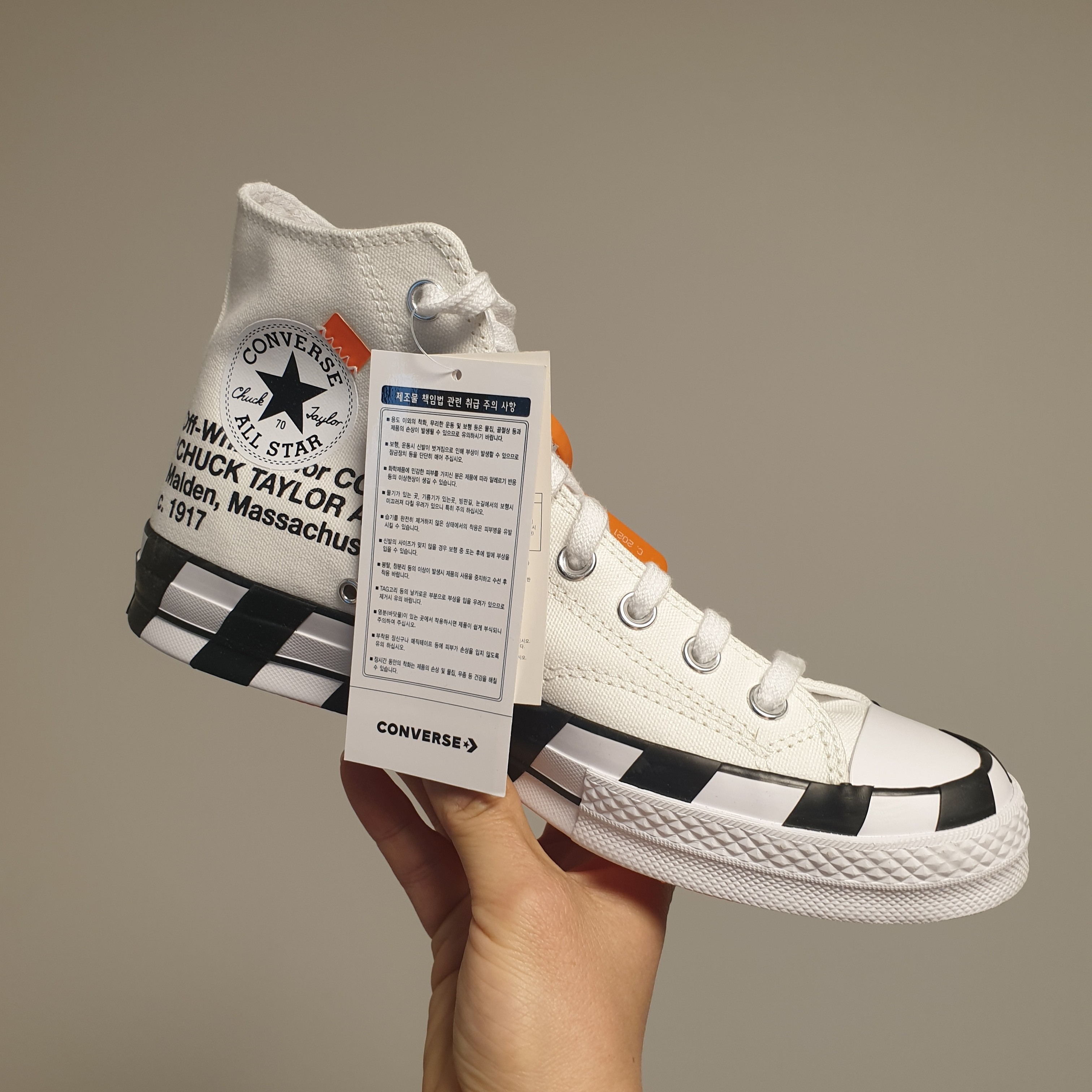 Converse x Off-White Chuck 70 High V2 2021 착용 스타일 - 1
