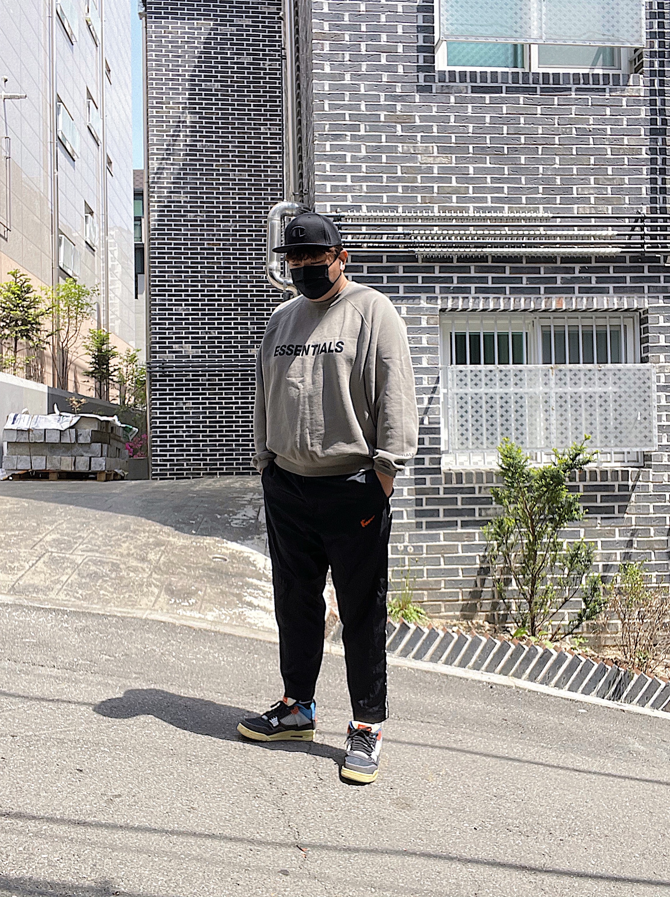 Essentials 3D Silicon Applique Crewneck Cement - 20FW, Jordan 4 x Union Retro Off Noir 착용 스타일