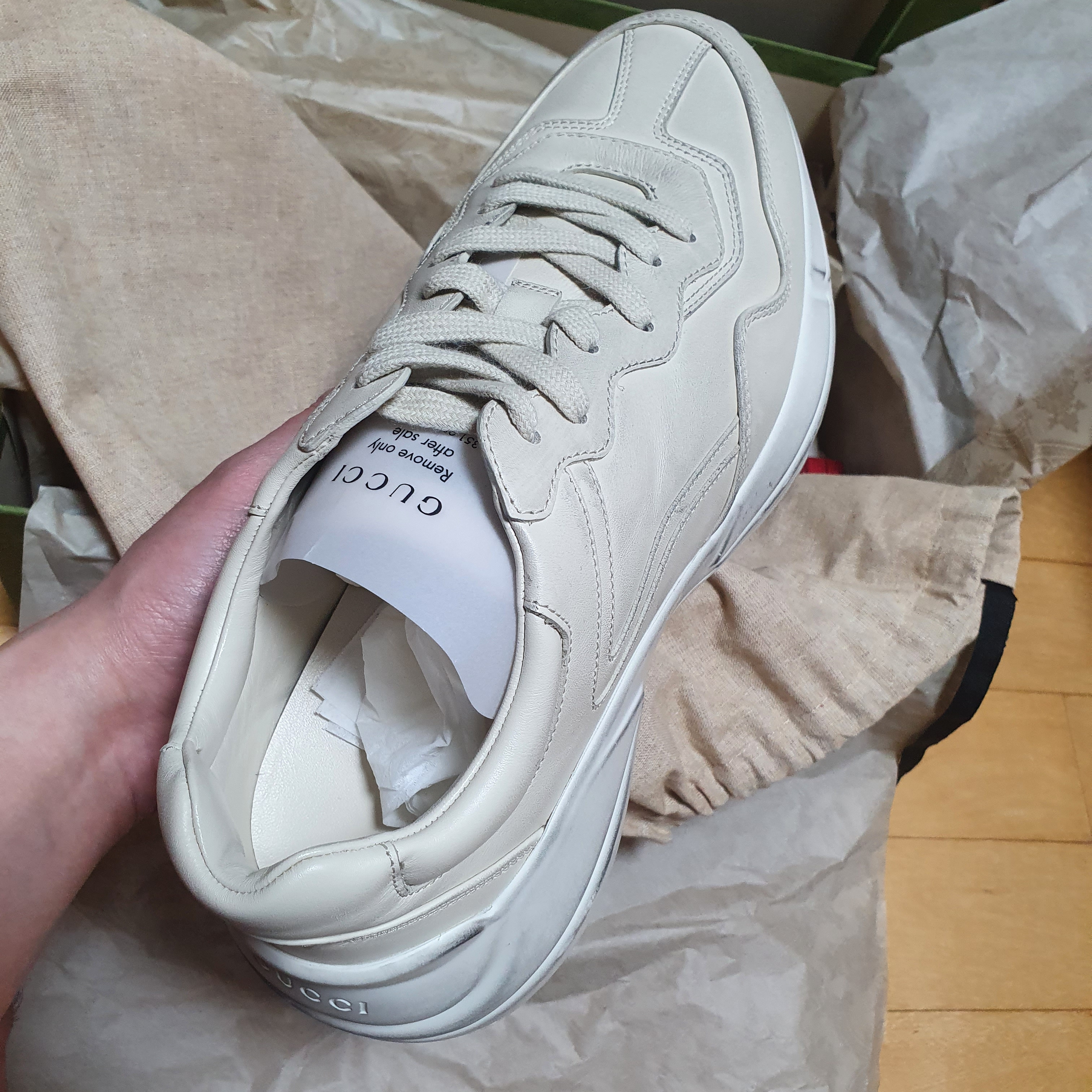 Gucci Rhyton Leather Sneakers Distressed Ivory 착용 스타일 - 2