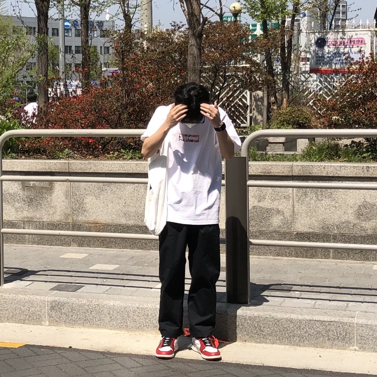 Jordan 1 x Off-White Retro High Chicago The Ten, Supreme x Murakami Takashi COVID-19 Relief Box Logo T-Shirt White - 20SS 착용 스타일