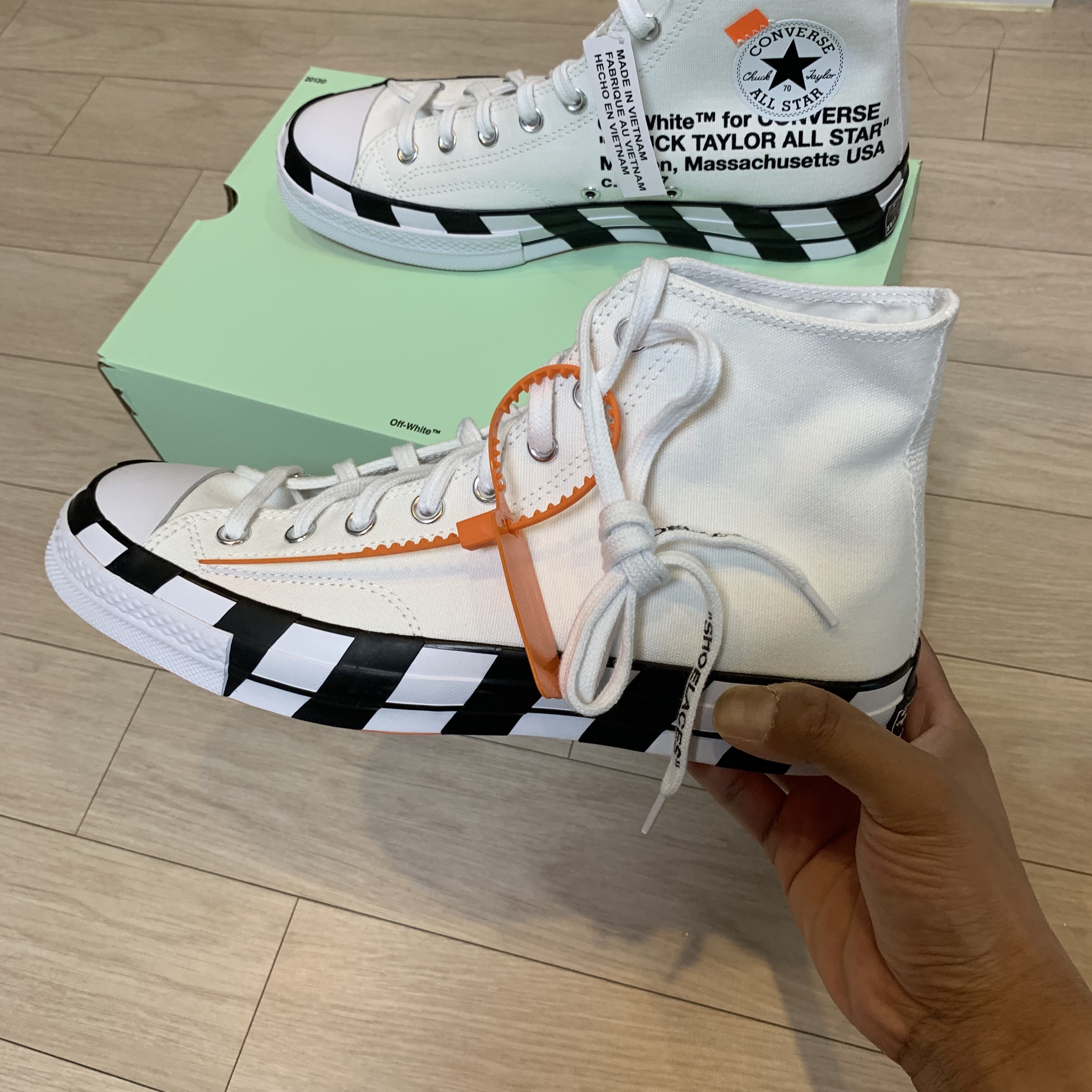 Converse x Off-White Chuck 70 High V2 2021 착용 스타일 - 3