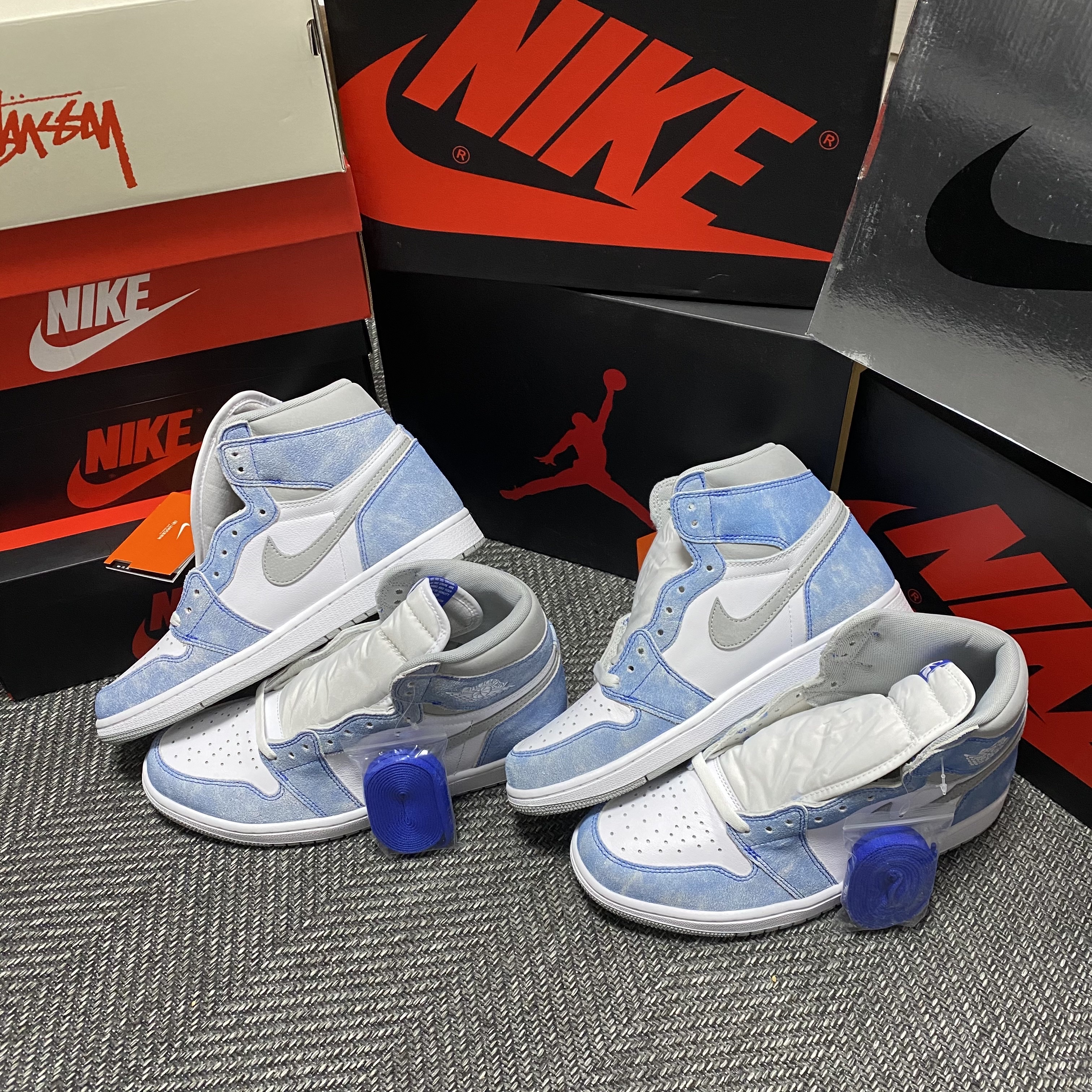Jordan 1 Retro High OG Hyper Royal 착용 스타일