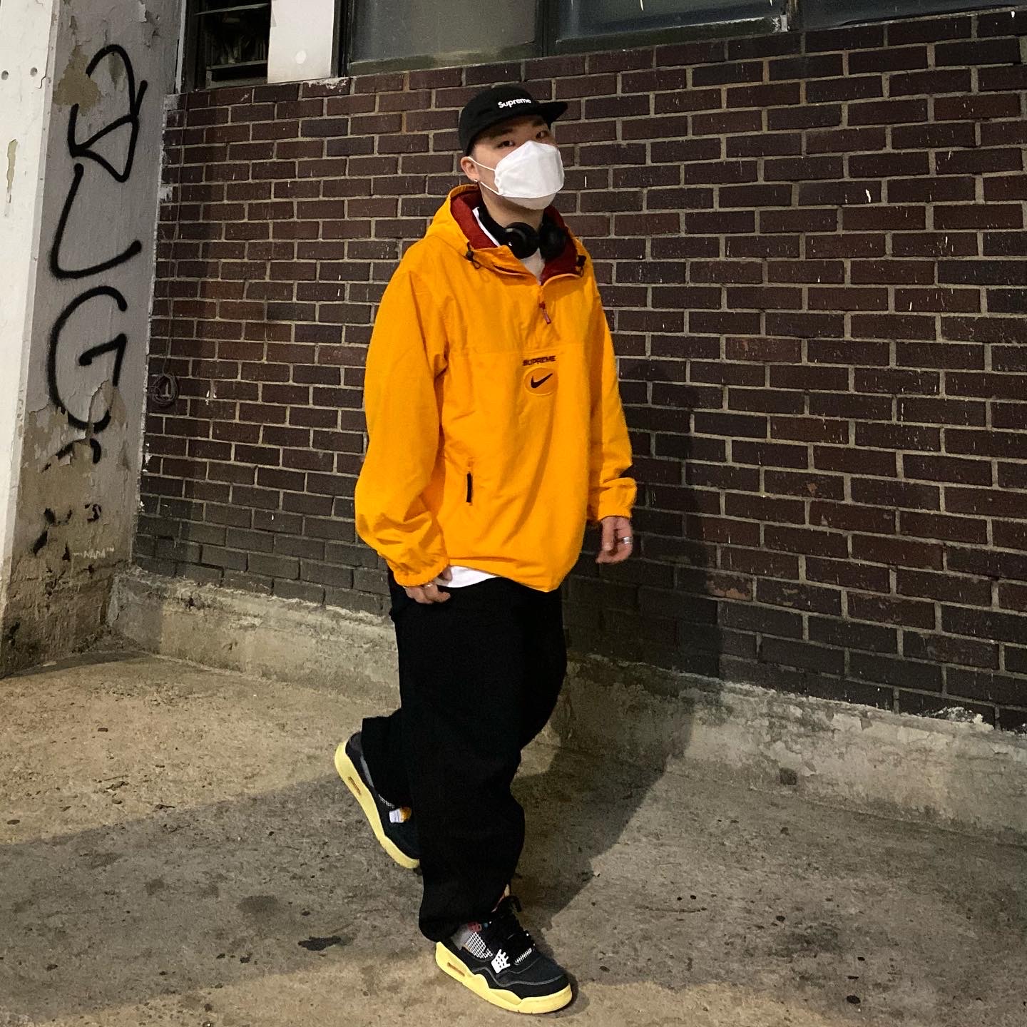 Jordan 4 x Union Retro Off Noir, Supreme x Nike Jewel Reversible Ripstop Anorak Orange - 20FW 착용 스타일 - 1