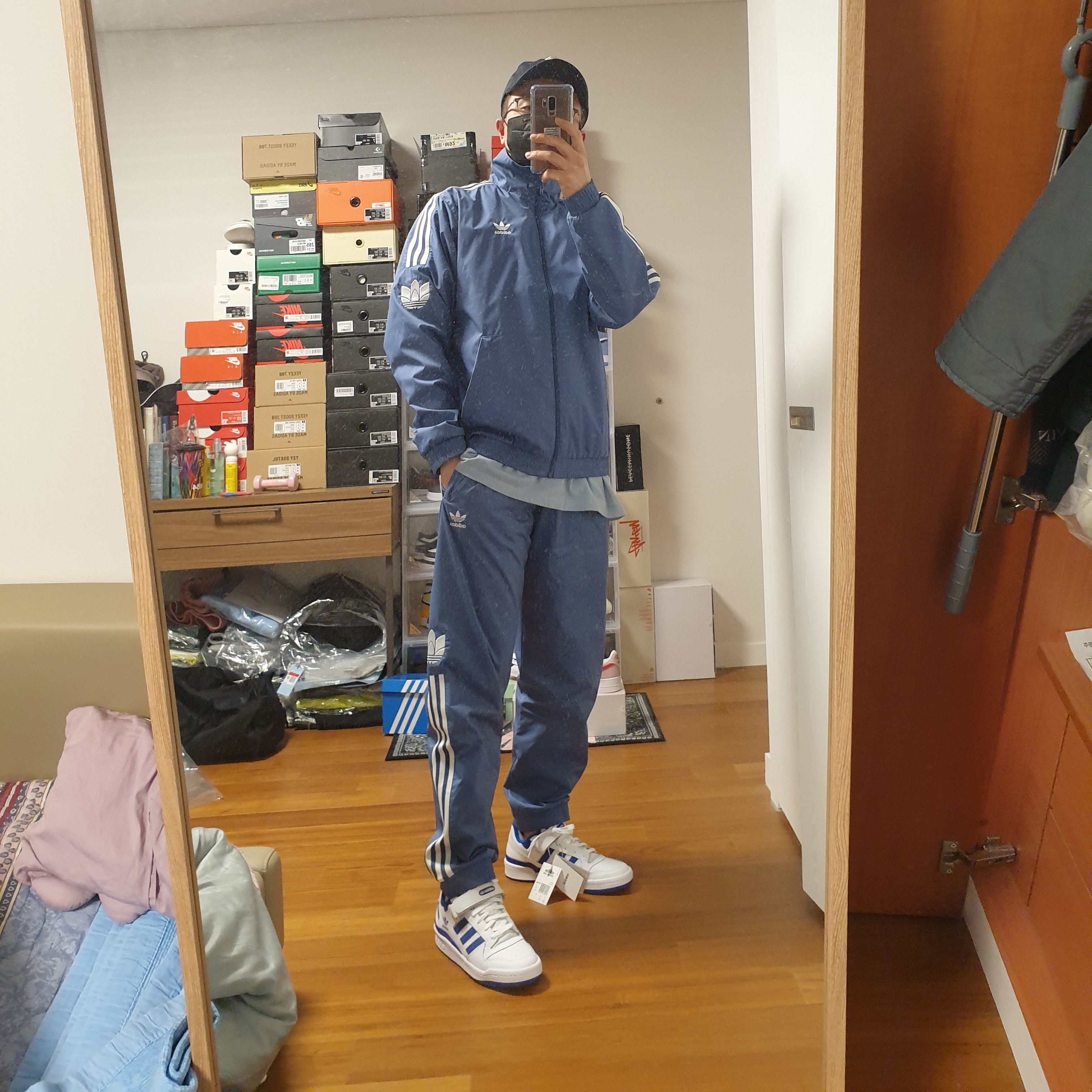 Adidas Forum Low White Royal Blue 착용 스타일 - 2