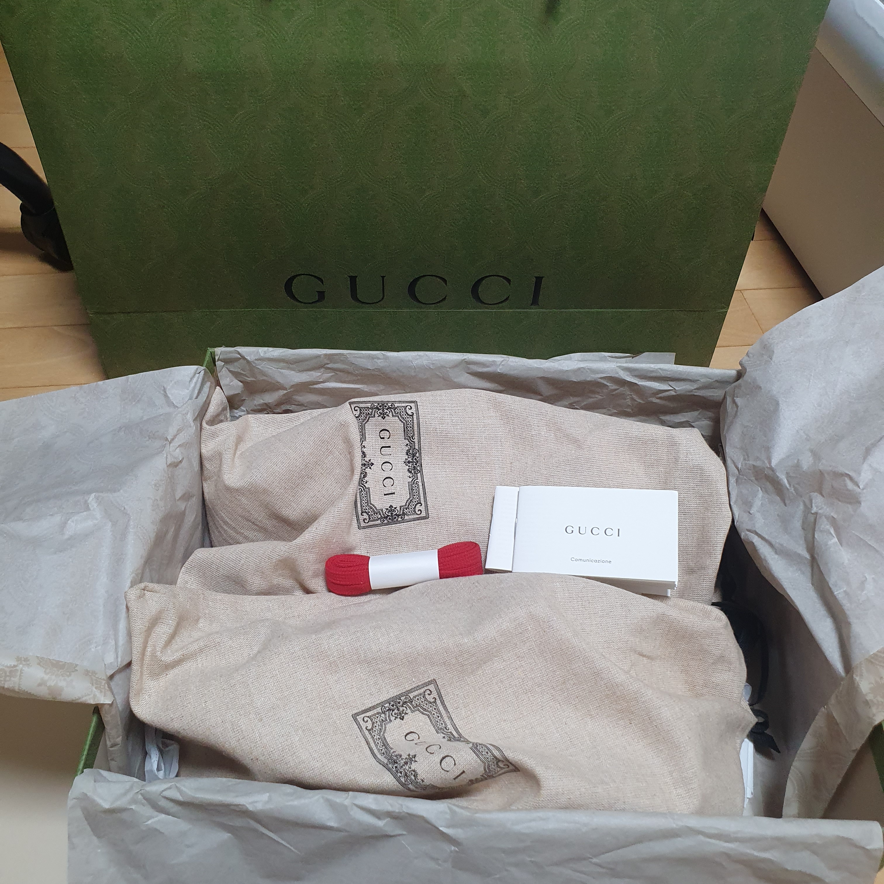 Gucci Rhyton Leather Sneakers Distressed Ivory 착용 스타일 - 1