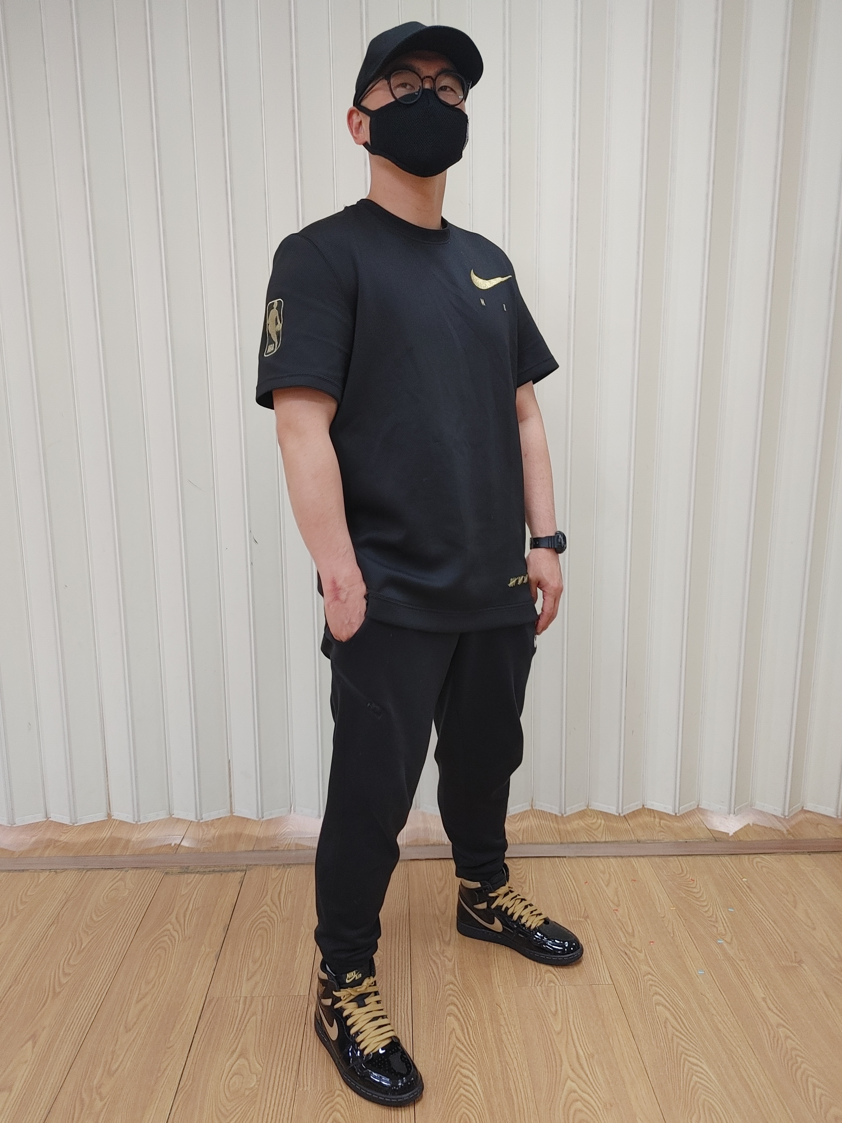 Jordan 1 Retro High OG Metallic Gold 착용 스타일 - 2