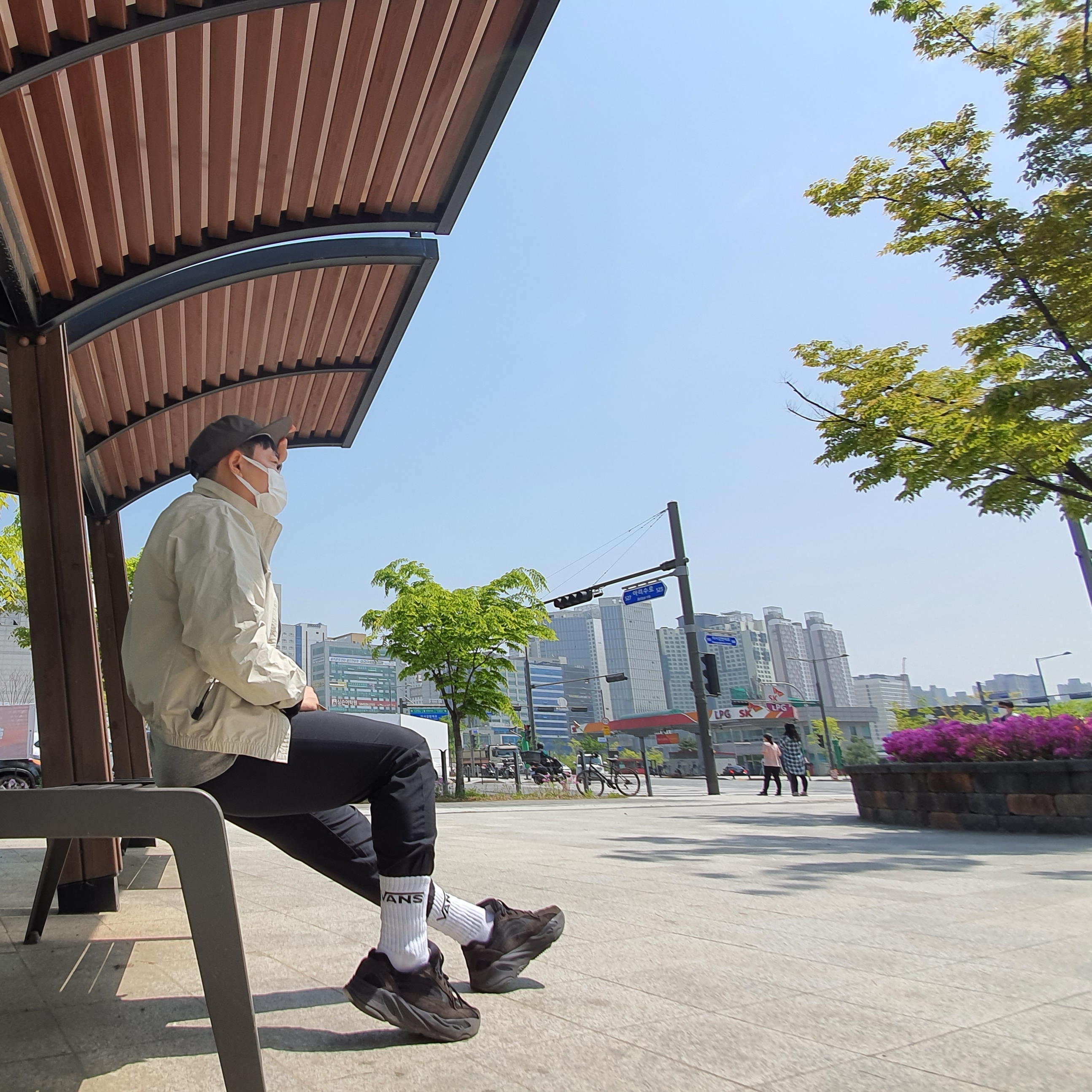 Adidas Yeezy Boost 700 V2 Vanta 2019, Essentials 3D Silicon Applique Boxy T-Shirt Gray Flannel/Charcoal - 20SS 착용 스타일 - 1