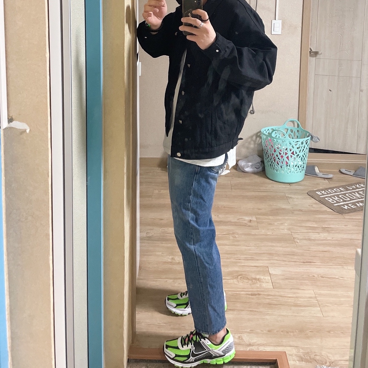 Nike Zoom Vomero 5 Electric Green Black 착용 스타일
