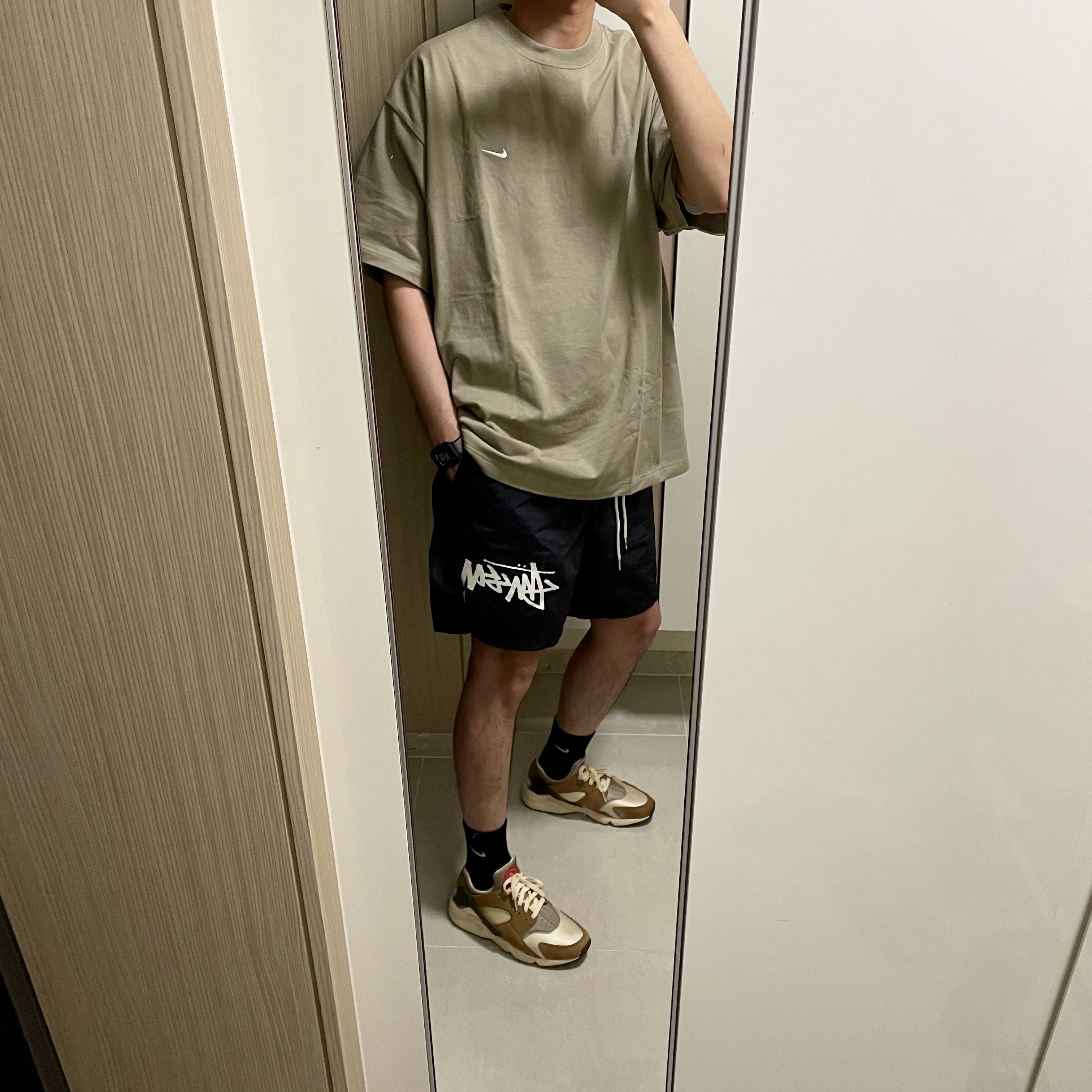 Nike NRG Solo Swoosh T-Shirt Khaki - US/EU, Nike x Stussy Water Shorts Off Noir 착용 스타일