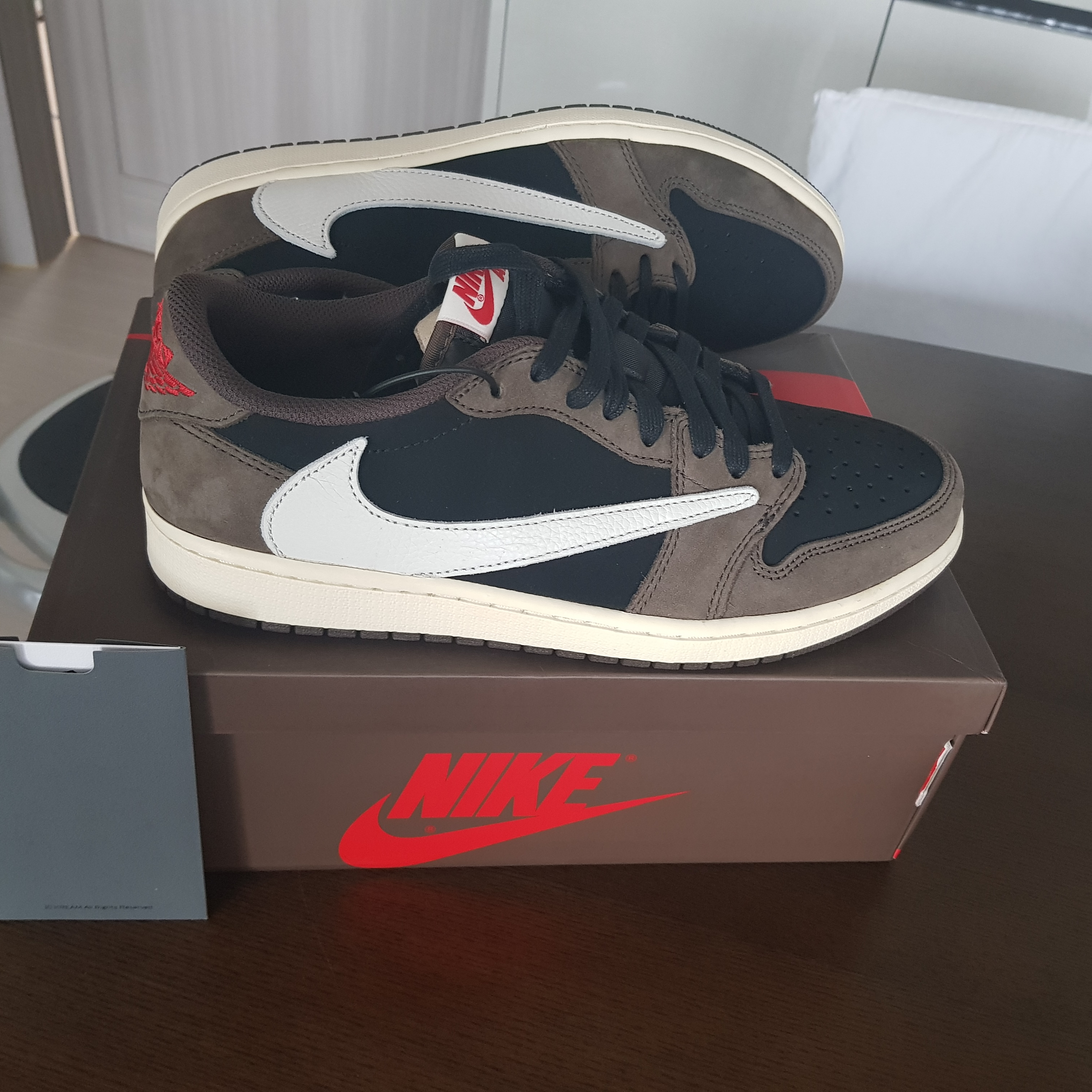 Jordan 1 x Travis Scott Retro Low OG SP Mocha 착용 스타일 - 1