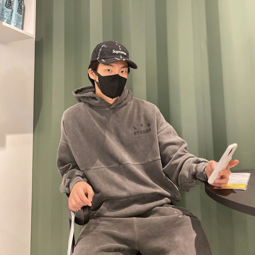IAB Studio Blocked Pigment Hoodie Black, IAB Studio Blocked Pigment Sweatpants Black 착용 스타일 - 2