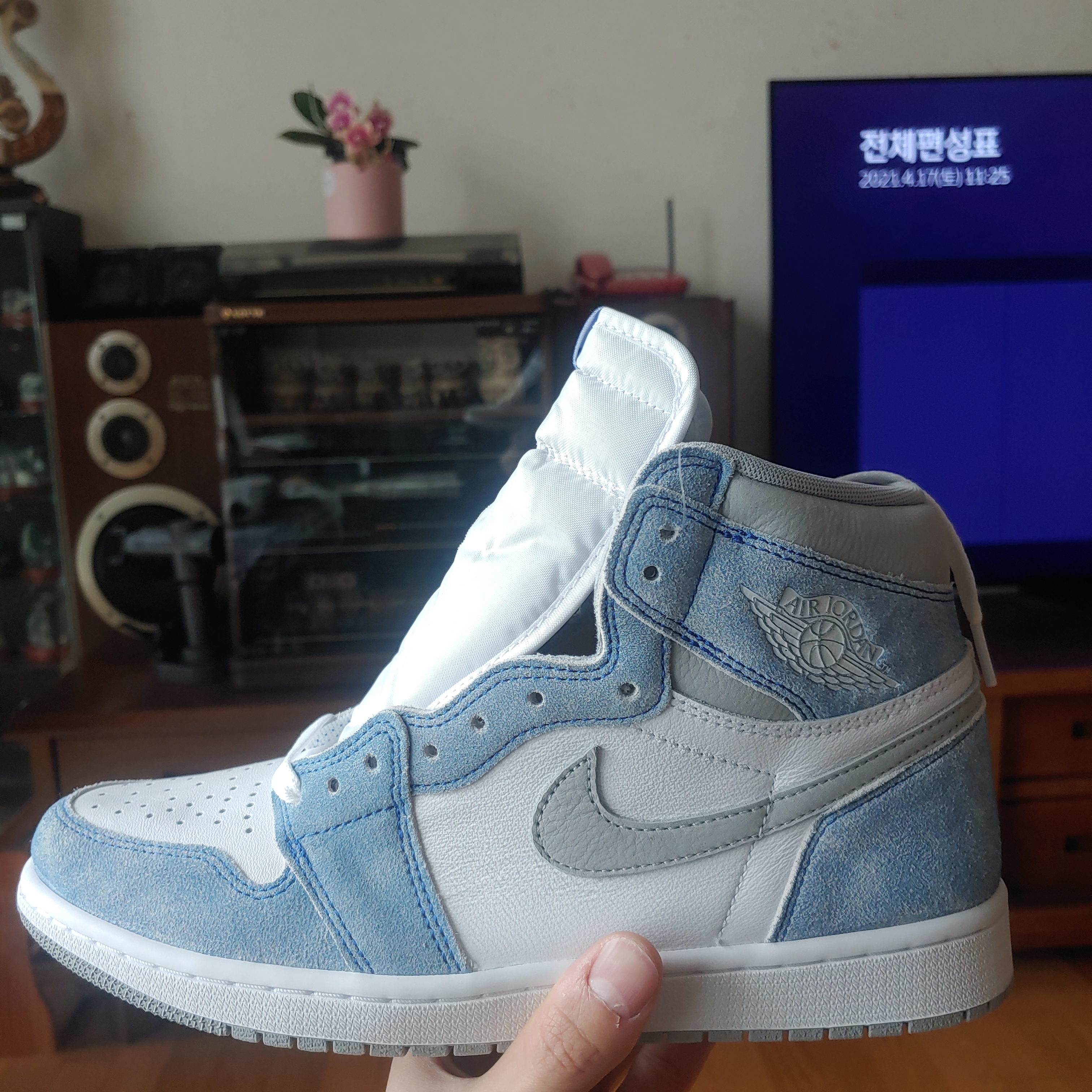 Jordan 1 Retro High OG Hyper Royal 착용 스타일 - 1