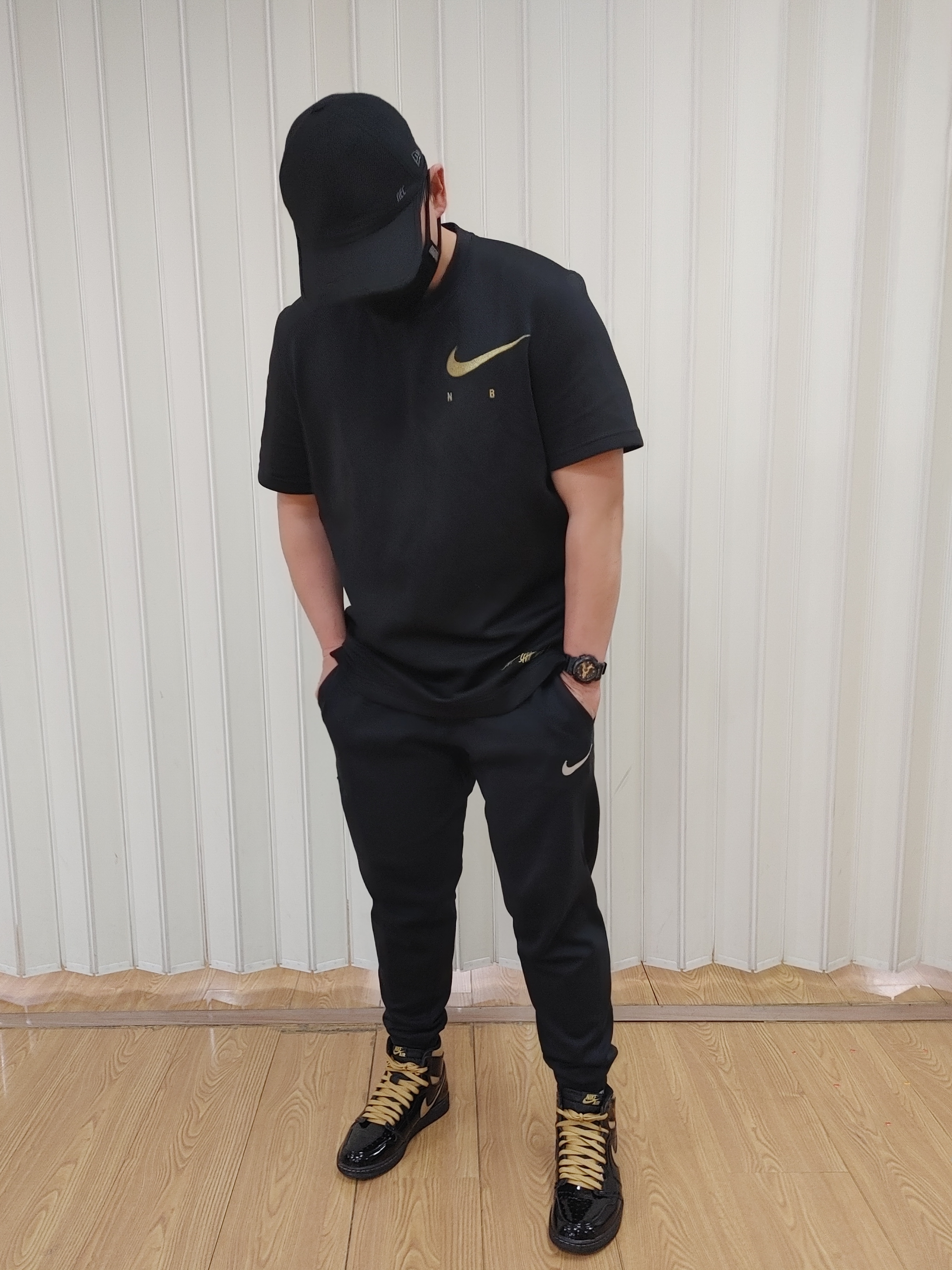 Jordan 1 Retro High OG Metallic Gold 착용 스타일 - 1