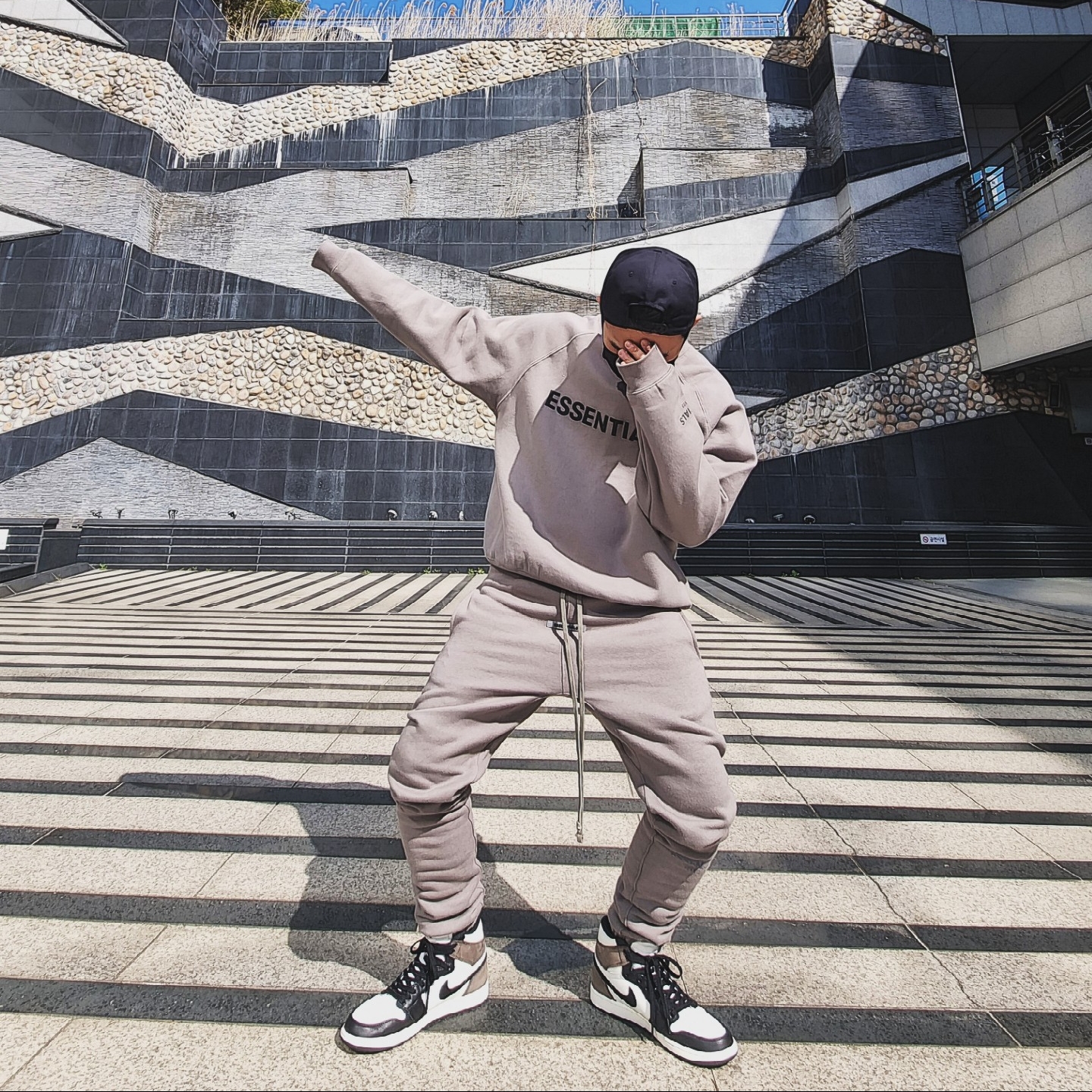 Essentials 3D Silicon Applique Crewneck Cement - 20FW, Jordan 1 Retro High OG Black Mocha 착용 스타일