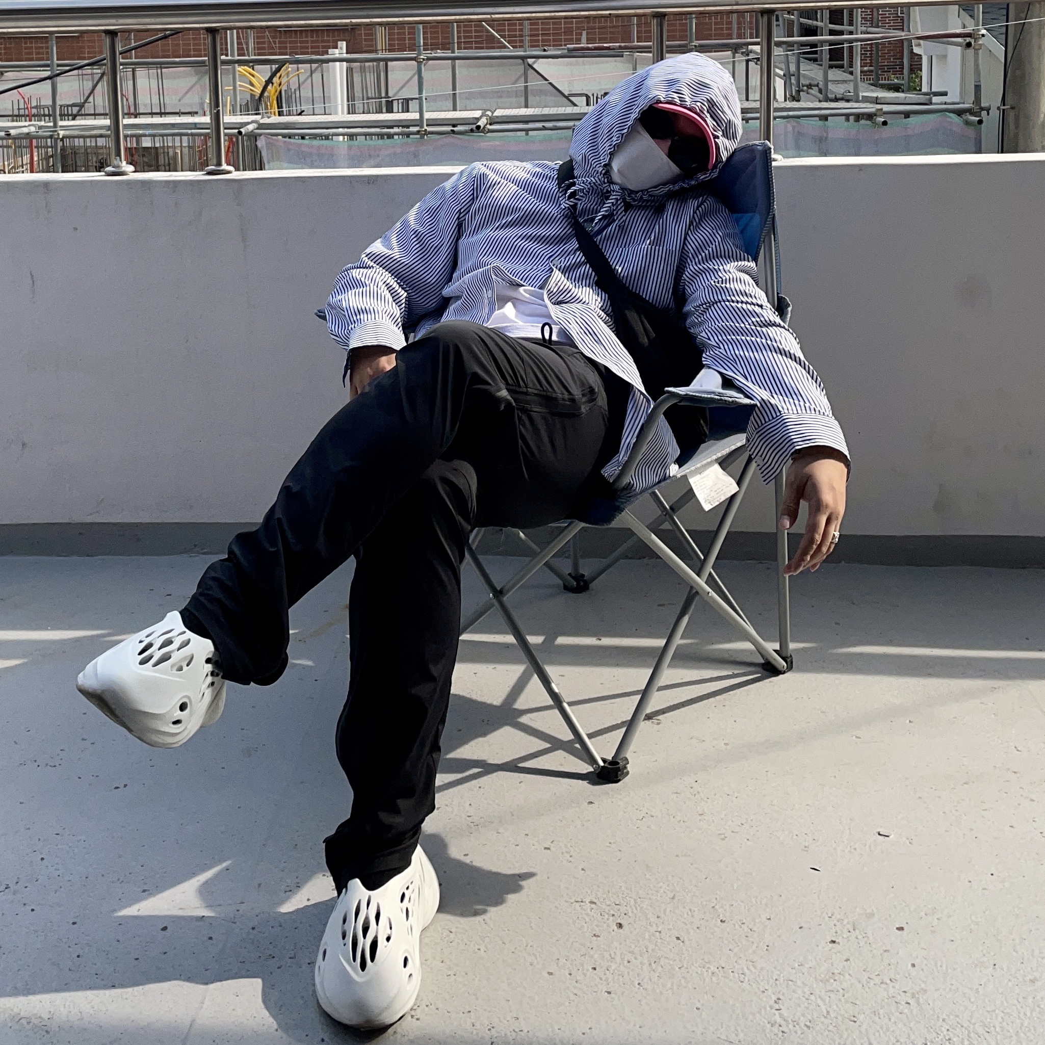 Adidas Yeezy Foam RNNR Ararat 착용 스타일