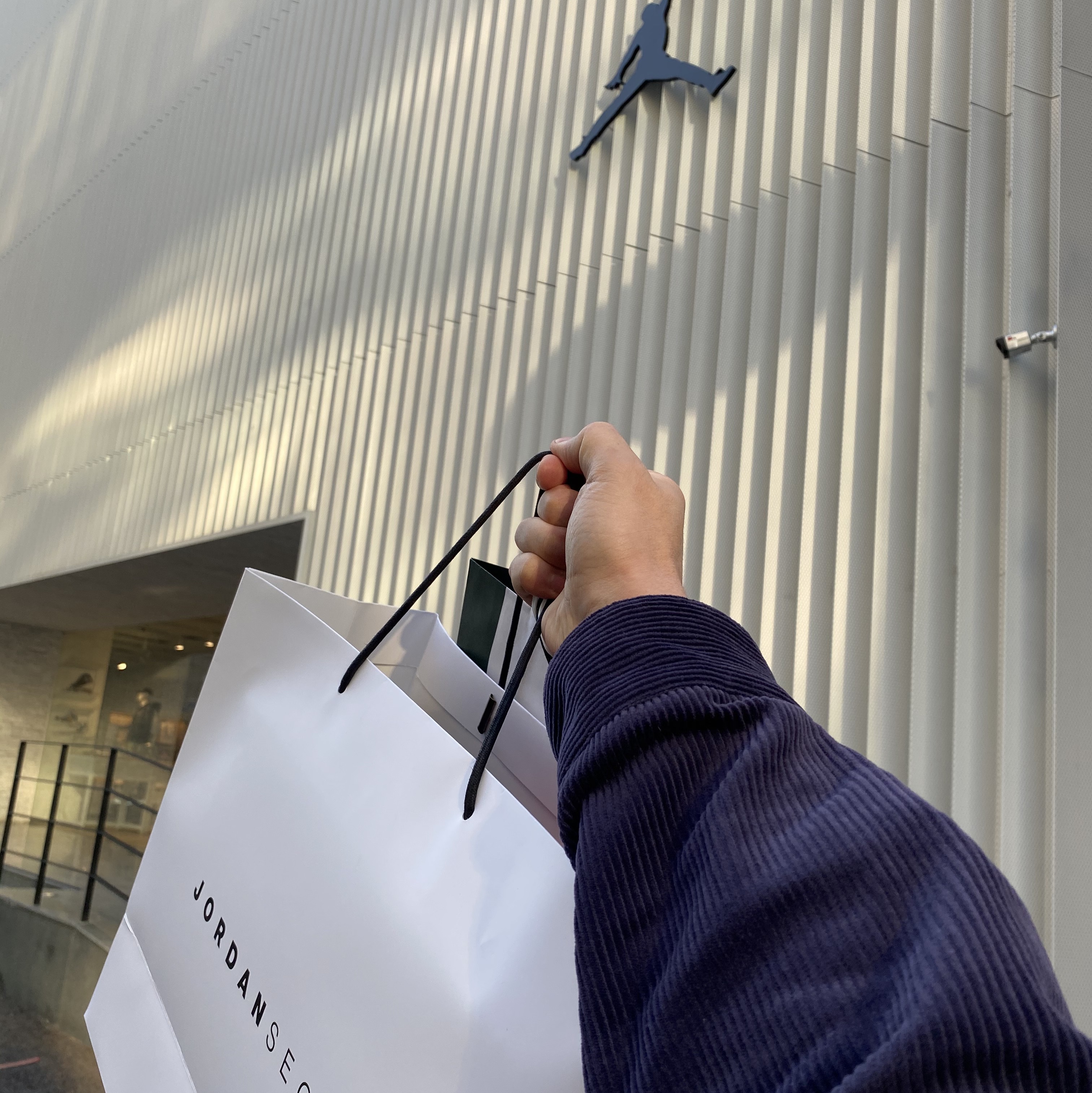 Jordan 1 Retro High OG Hyper Royal 착용 스타일 - 1