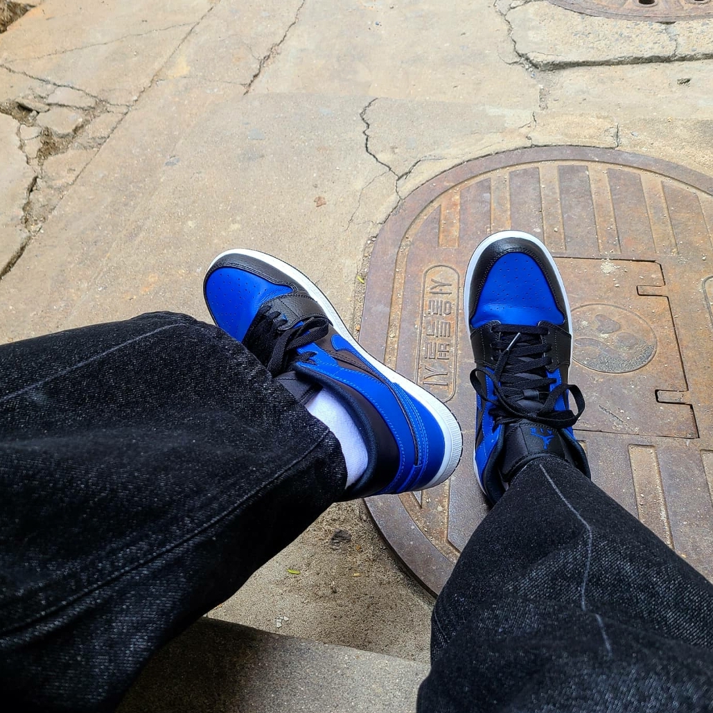 Jordan 1 Mid Black Hyper Royal 착용 스타일