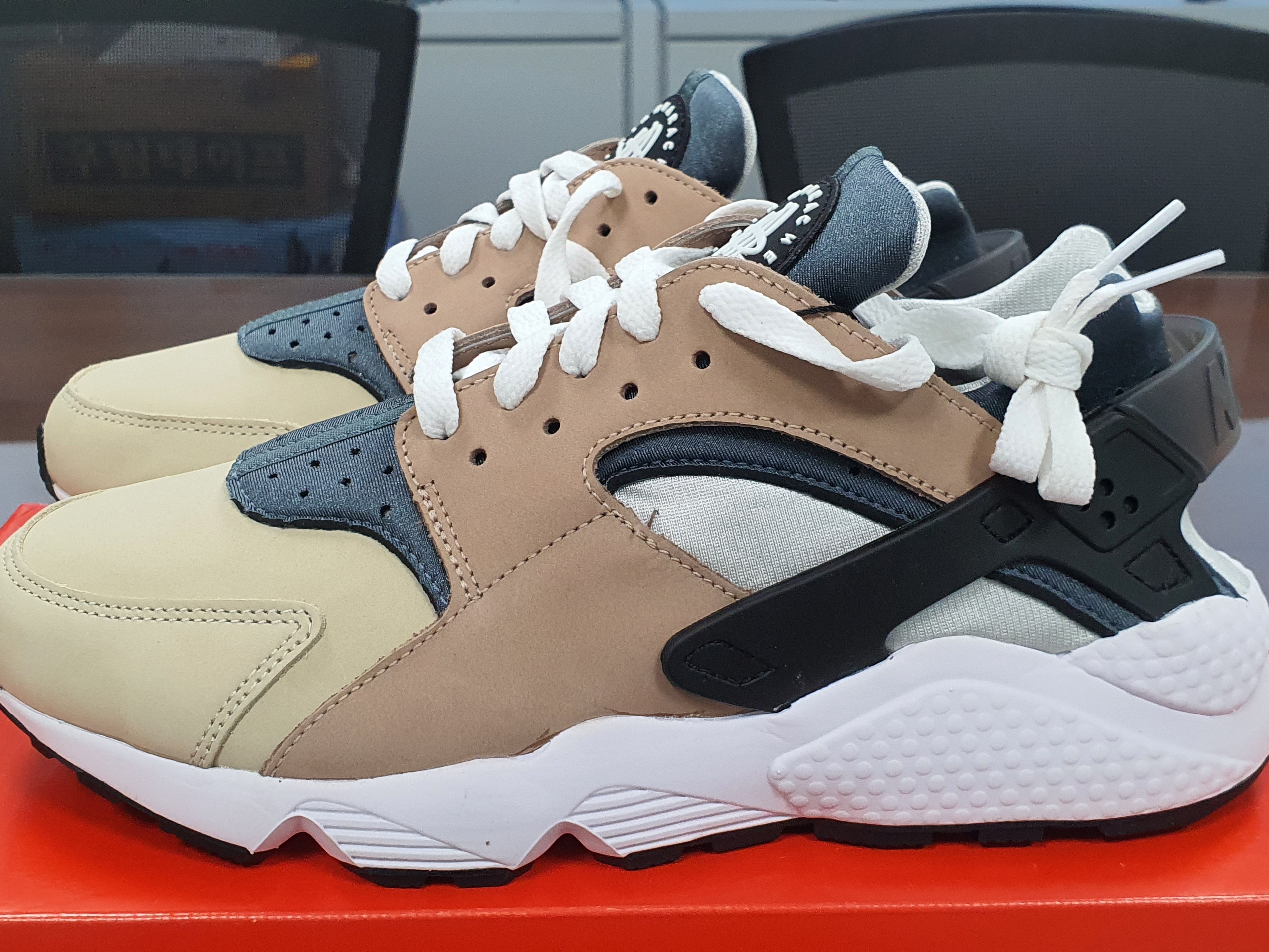 Nike Air Huarache OG Dark Sulfur 착용 스타일