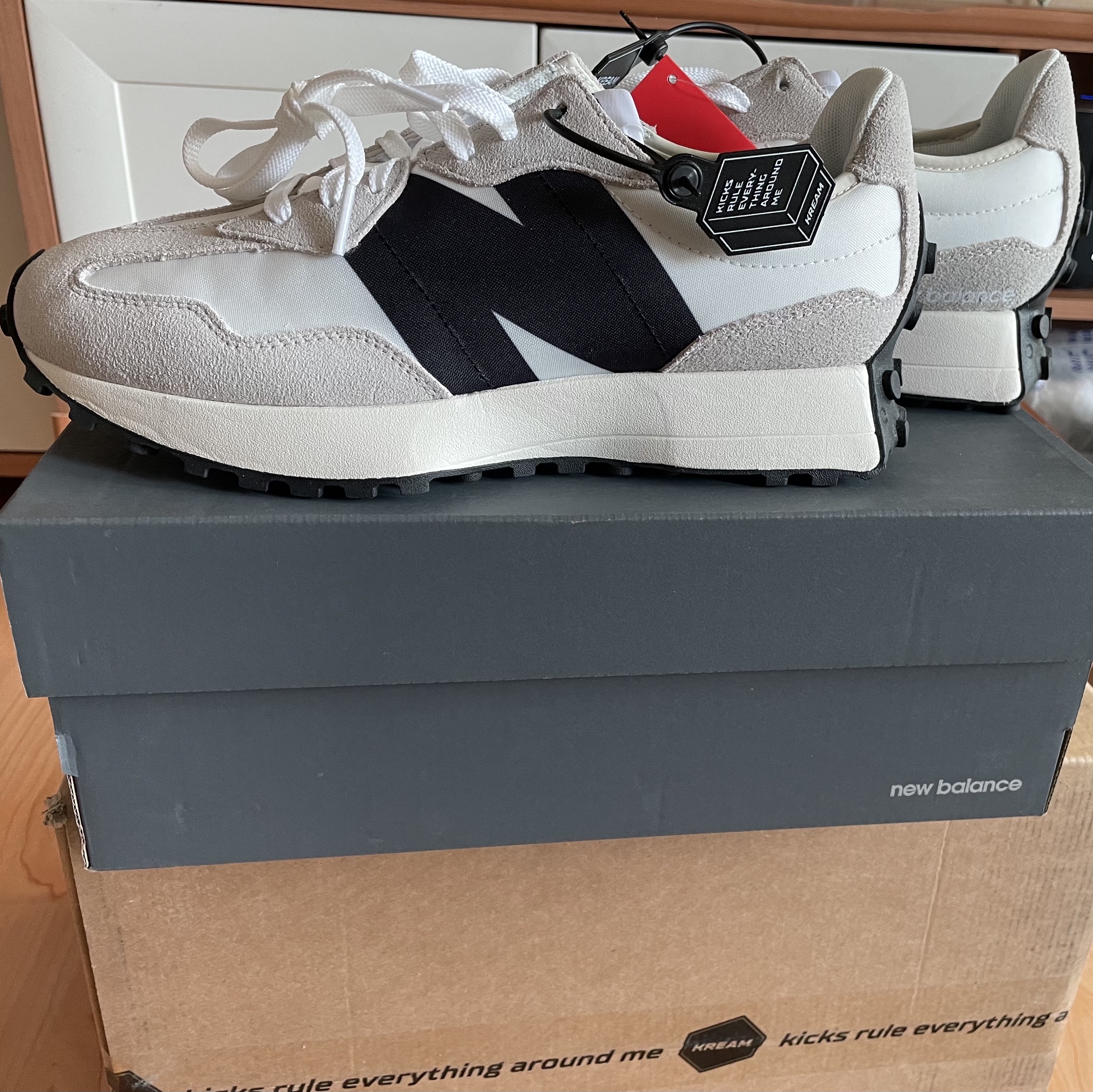 New Balance 327 White Black 착용 스타일