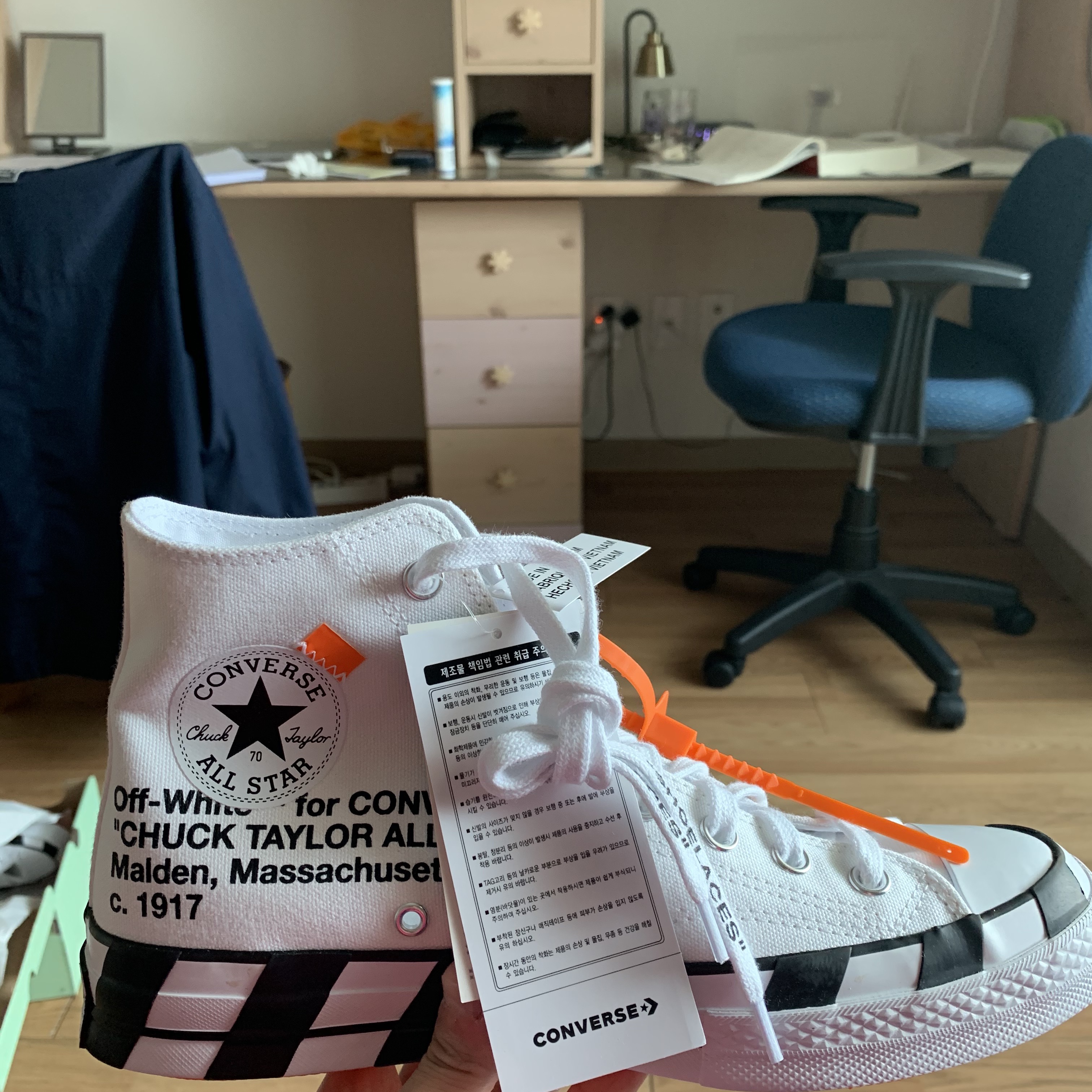 Converse x Off-White Chuck 70 High V2 2021 착용 스타일 - 3