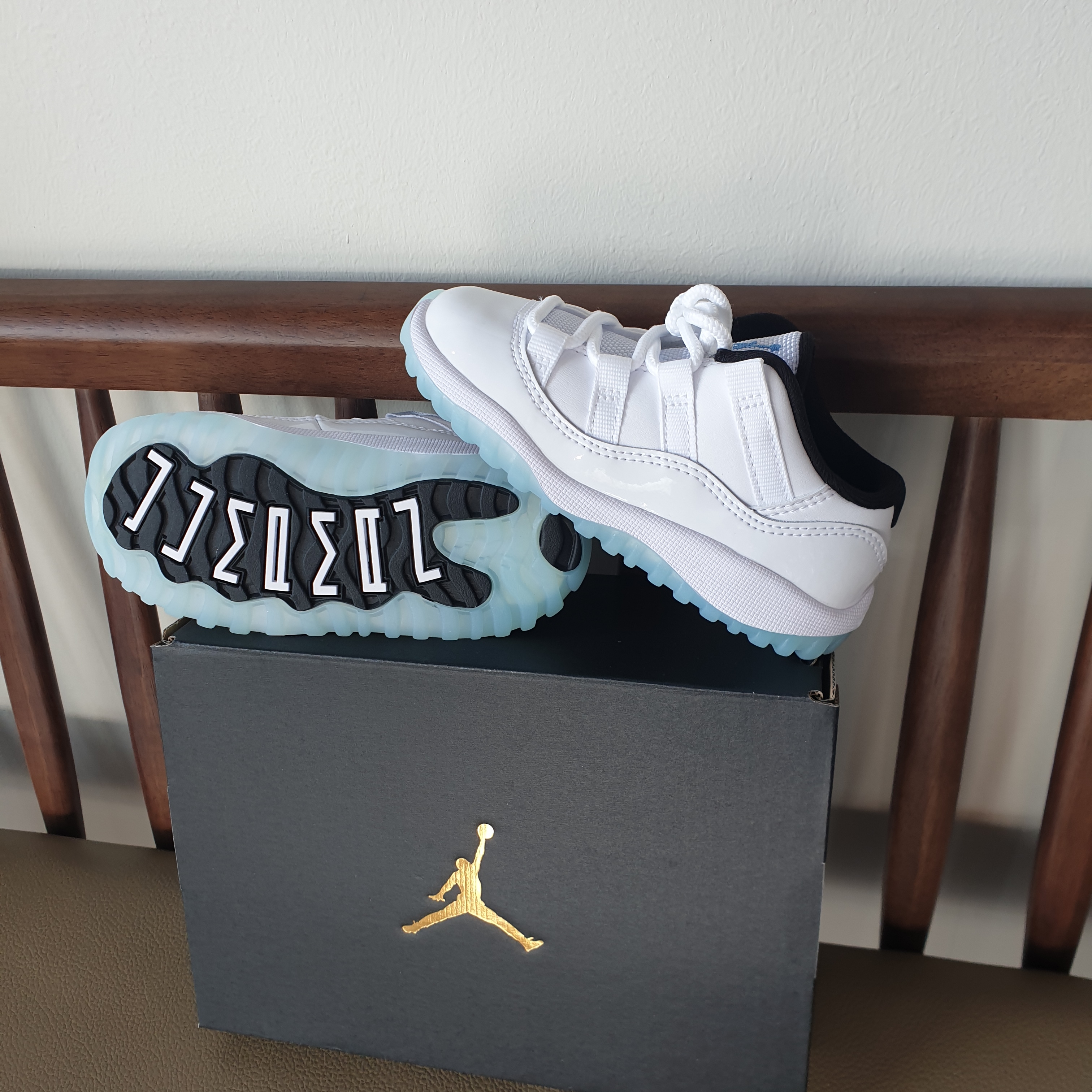(TD) Jordan 11 Retro Low Legend Blue 착용 스타일 - 2