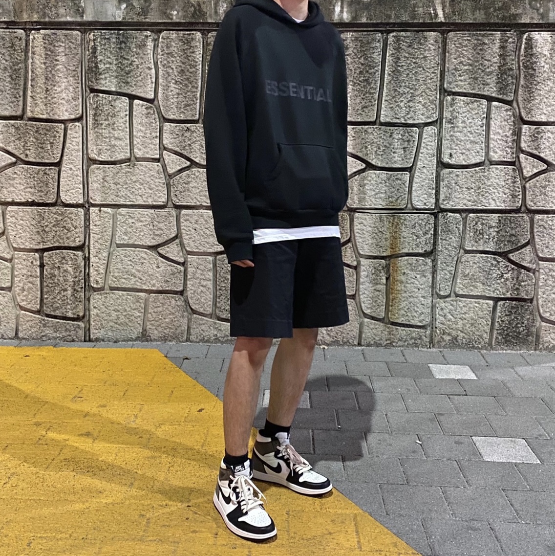 Jordan 1 Retro High OG Black Mocha, Essentials 3D Silicon Applique Pullover Hoodie Dark Slate/Black 2020 착용 스타일